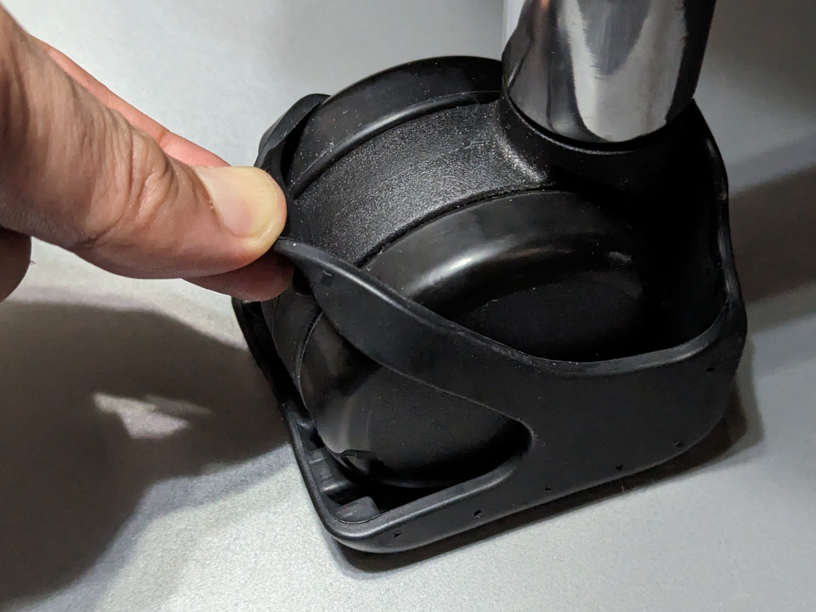 素材は軟質樹脂。この部分を引っ掛けて固定する