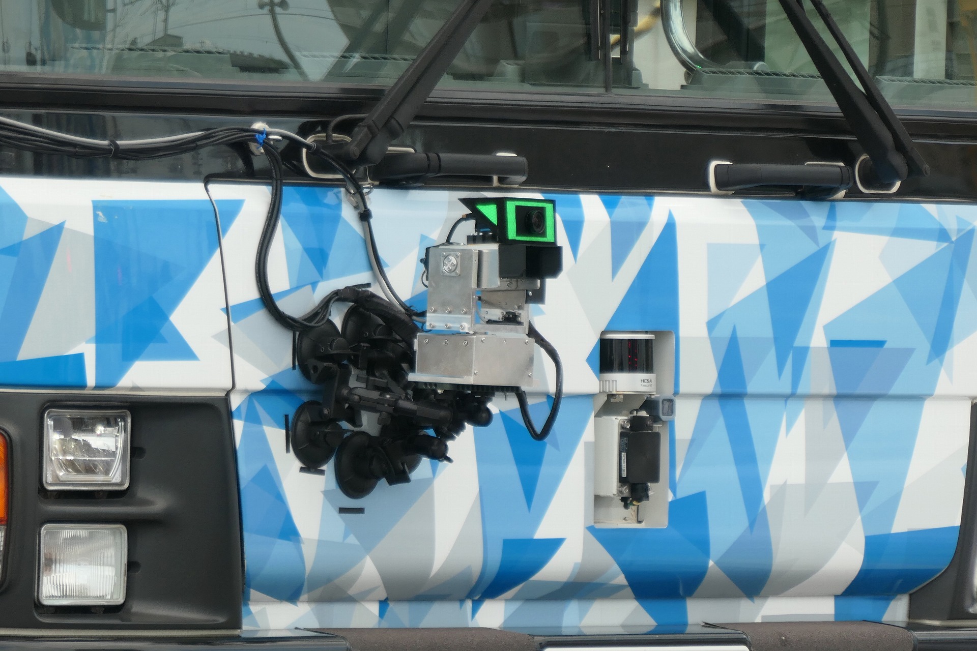 通信する光無線の機器。モバイル通信でも通信するが、光も使って冗長化