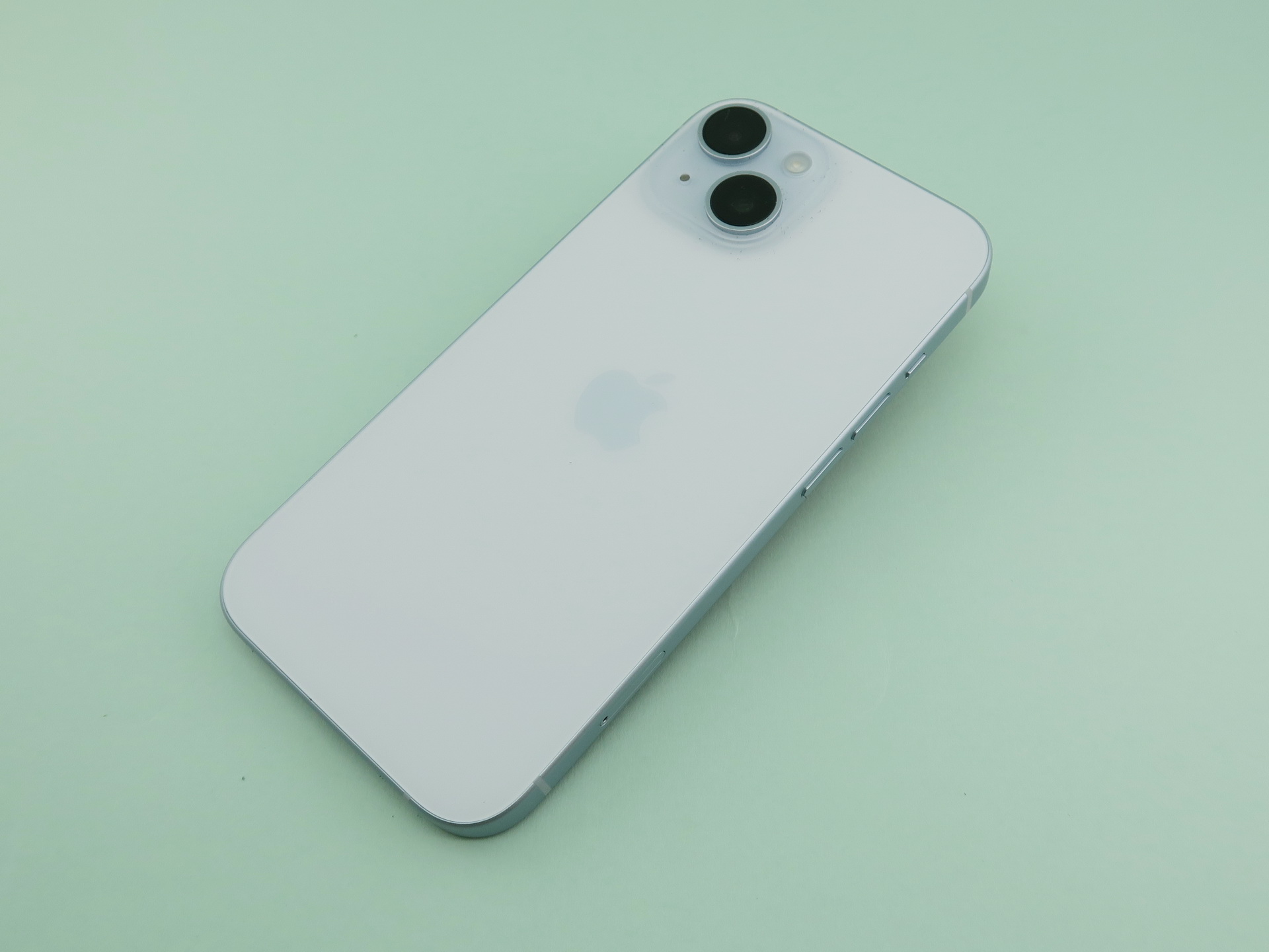 「iPhone 15」の背面はインフューズドガラスによるマットな仕上がり