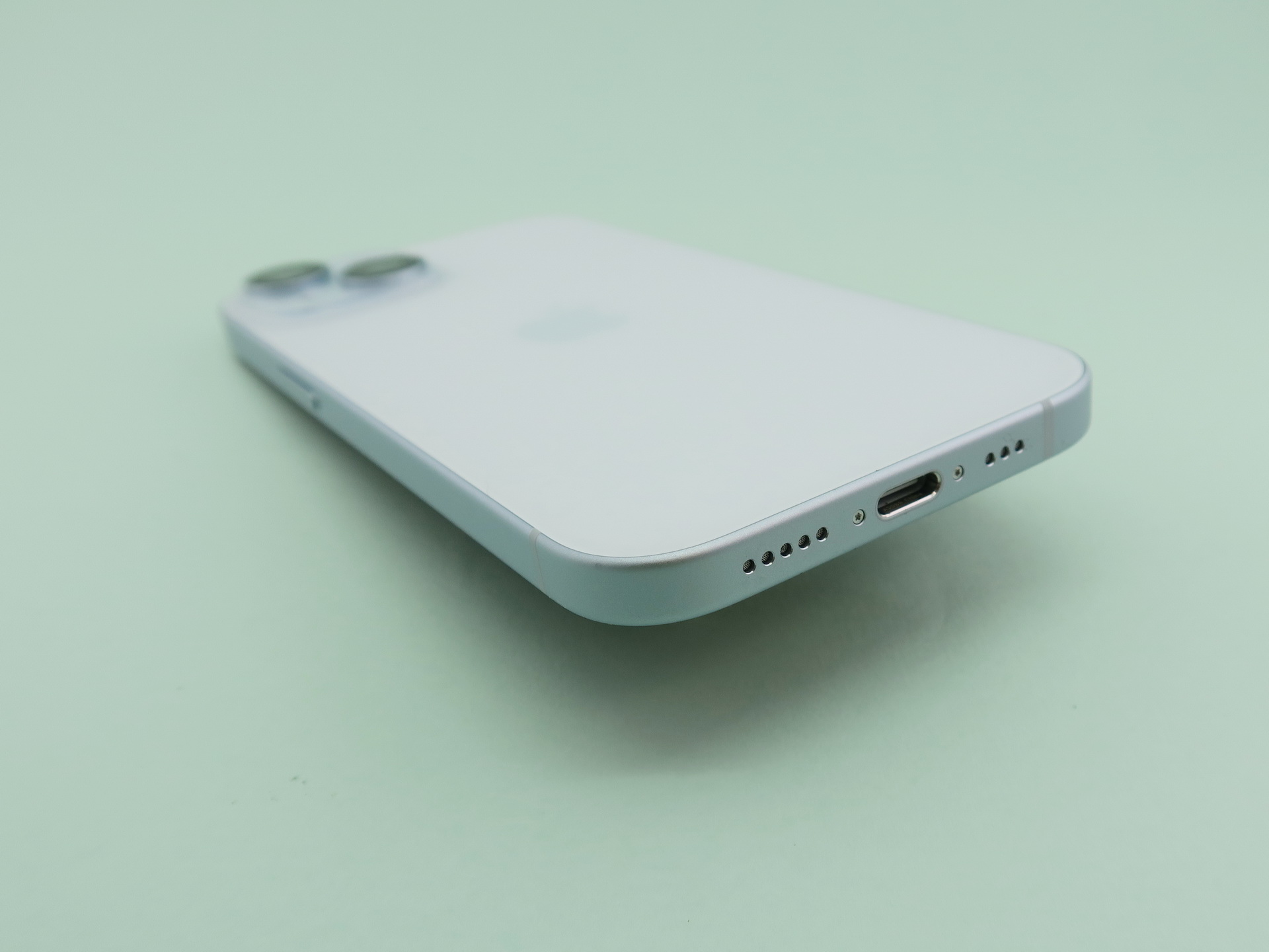 「iPhone 15」の本体下部に備えられた外部接続端子は「USB-C USB 2」（USB Type-C/USB 2.0）を採用