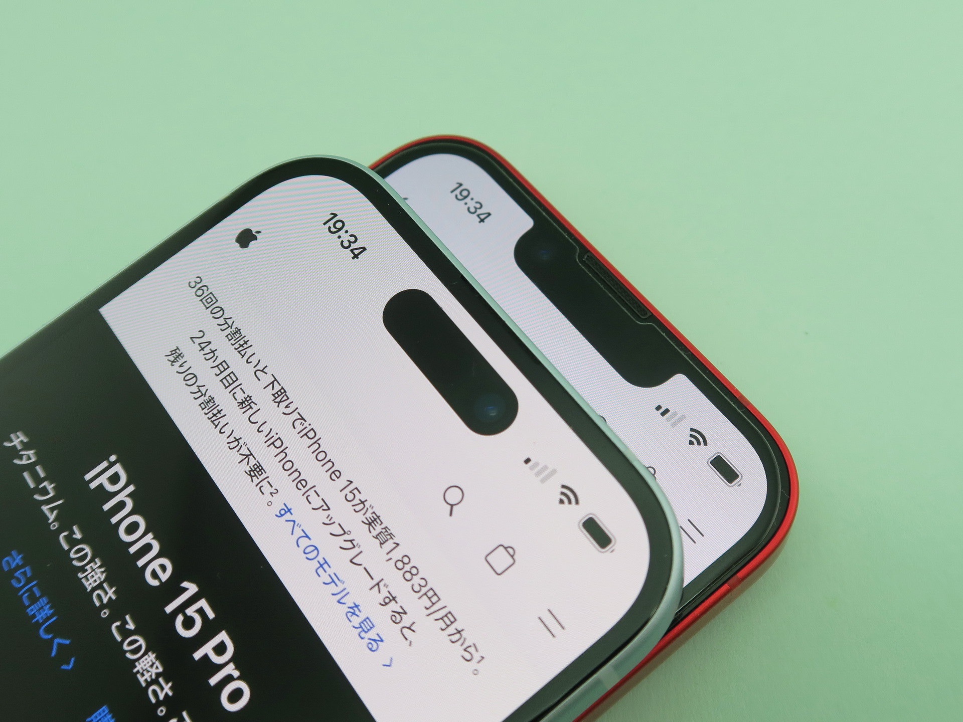 「iPhone 15」（左）と「iPhone 14」（右）のディスプレイ上部。従来のノッチ（切り欠き）に代わり、楕円型パンチホールのDynamic Islandが採用された
