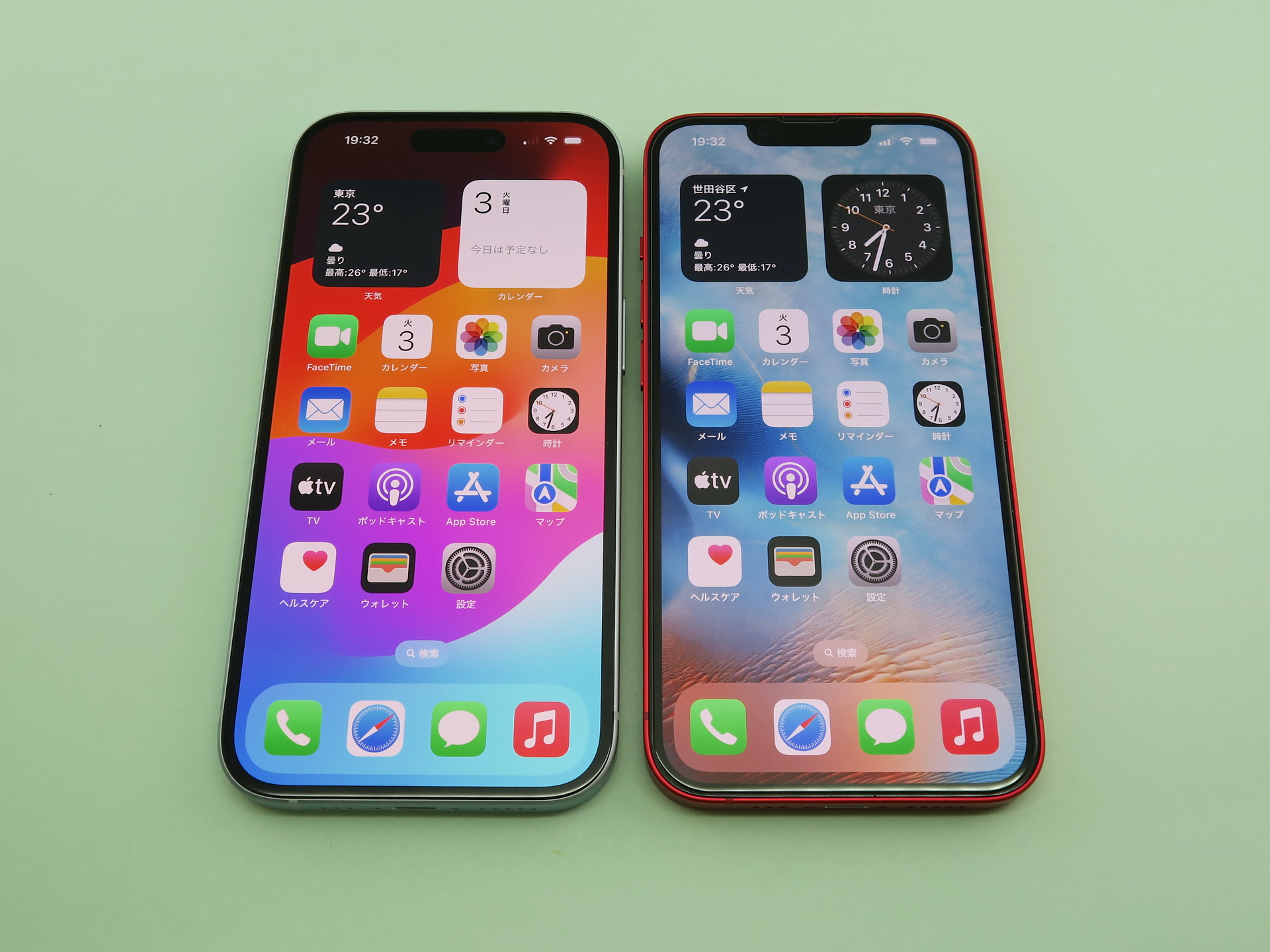 「iPhone 15」（左）と「iPhone 14」（右）の前面。ボディの幅や高さはほとんど変わらない