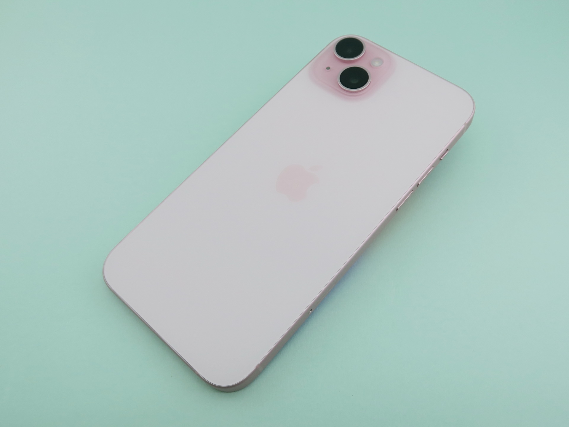 「iPhone 15 Plus」はカラーインフューズドガラスにより、マット仕上げに。ブラック以外はいずれも淡いカラーリング