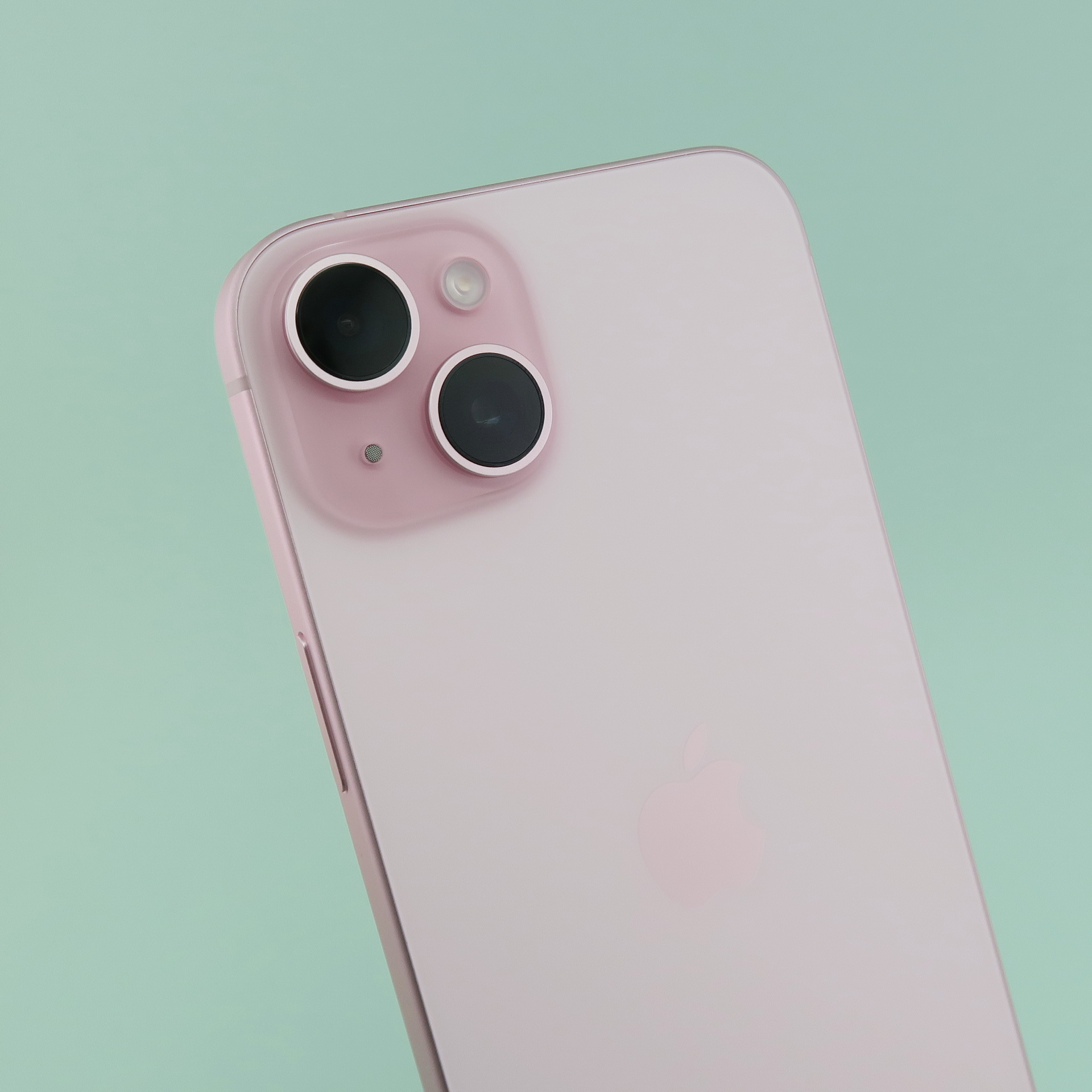 「iPhone 15 Plus」背面のデュアルカメラは従来モデルと同じ対角レイアウト。メインカメラは4800万画素のイメージセンサーに変更され、暗いところでも撮影も強化された