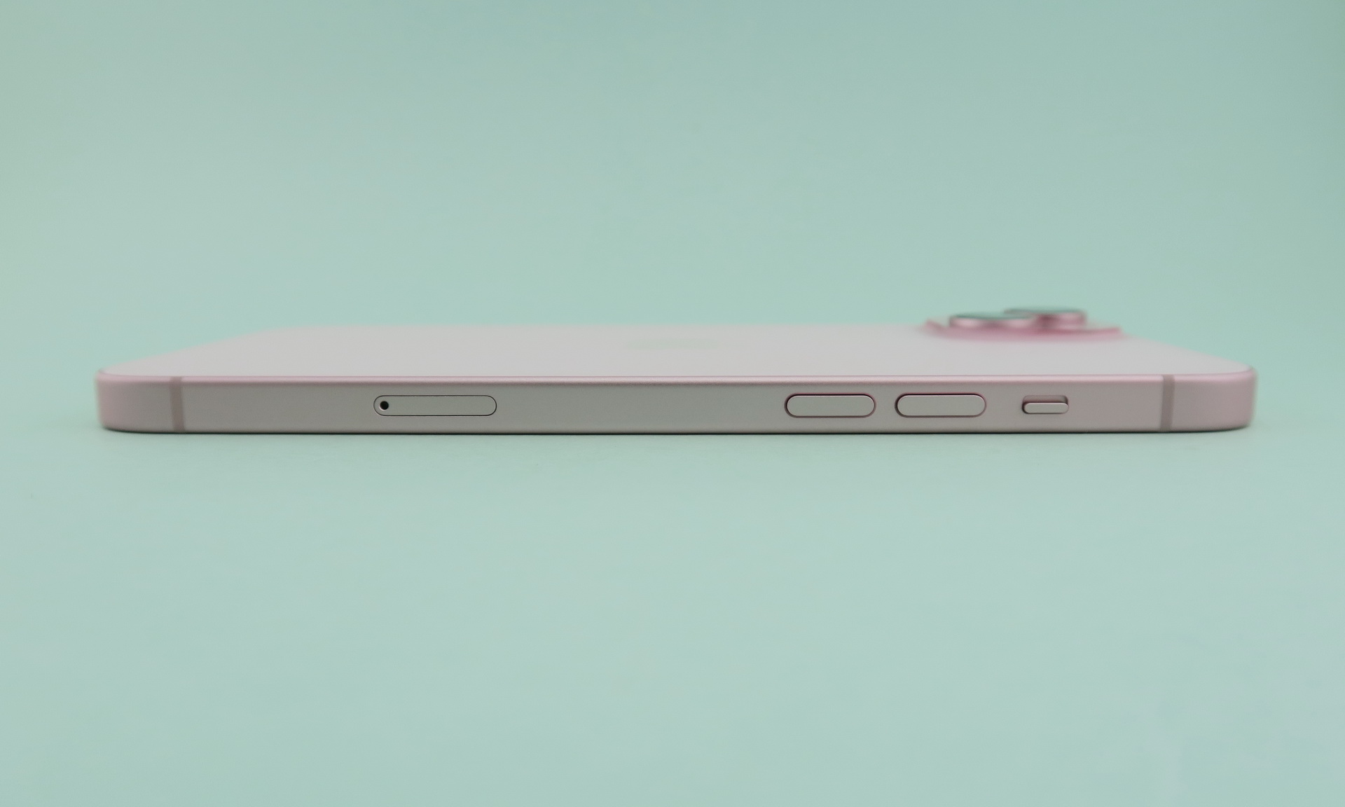 「iPhone 15 Plus」の左側面には切り替え式の着信/消音スイッチ、分割式の音量キー、ピンで取り出すタイプのSIMカードスロットが並ぶ。nanoSIMカードのほかに、eSIMにも対応