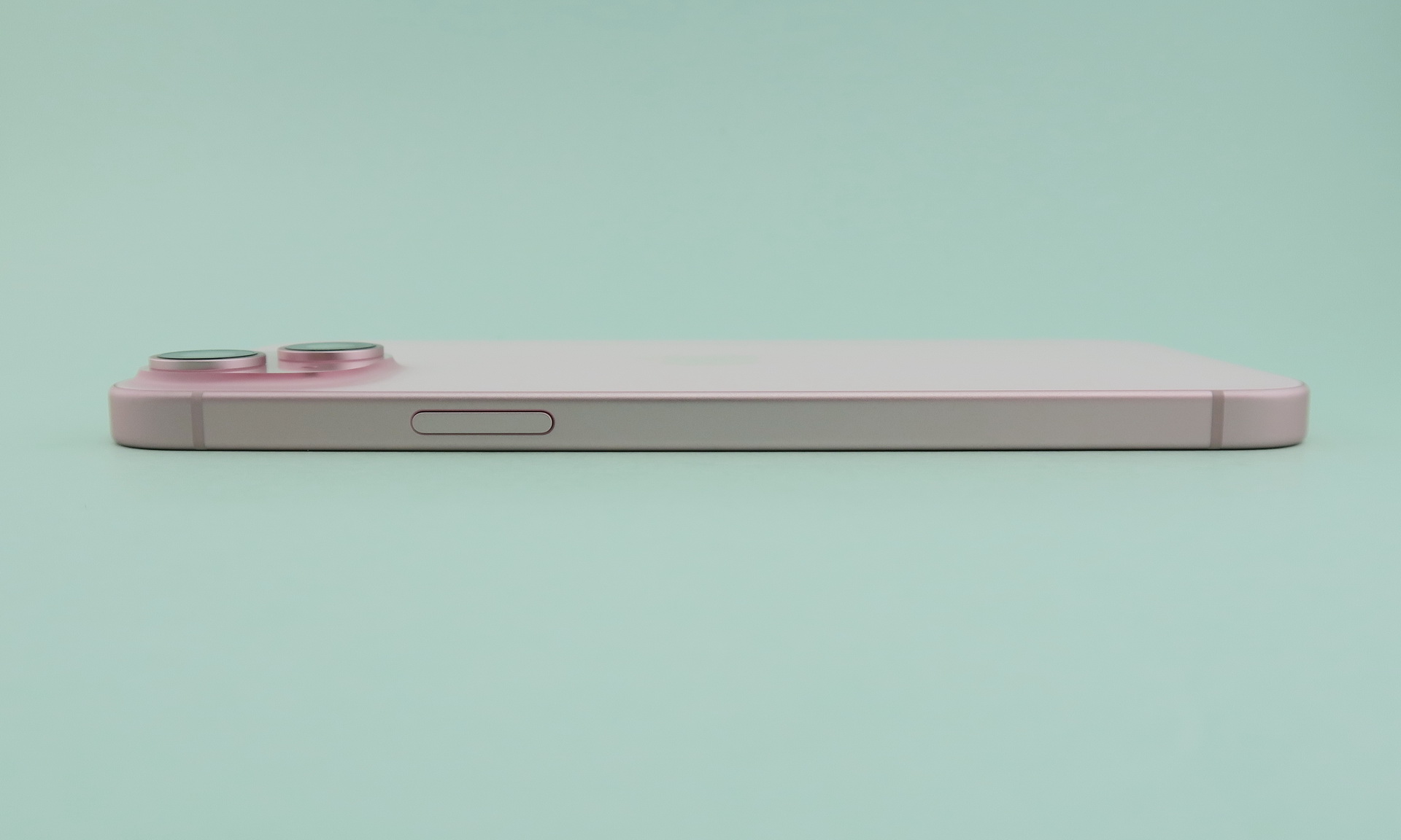「iPhone 15 Plus」は右側面に電源ボタンを備える。カメラ部の突起は「iPhone 15」と同程度