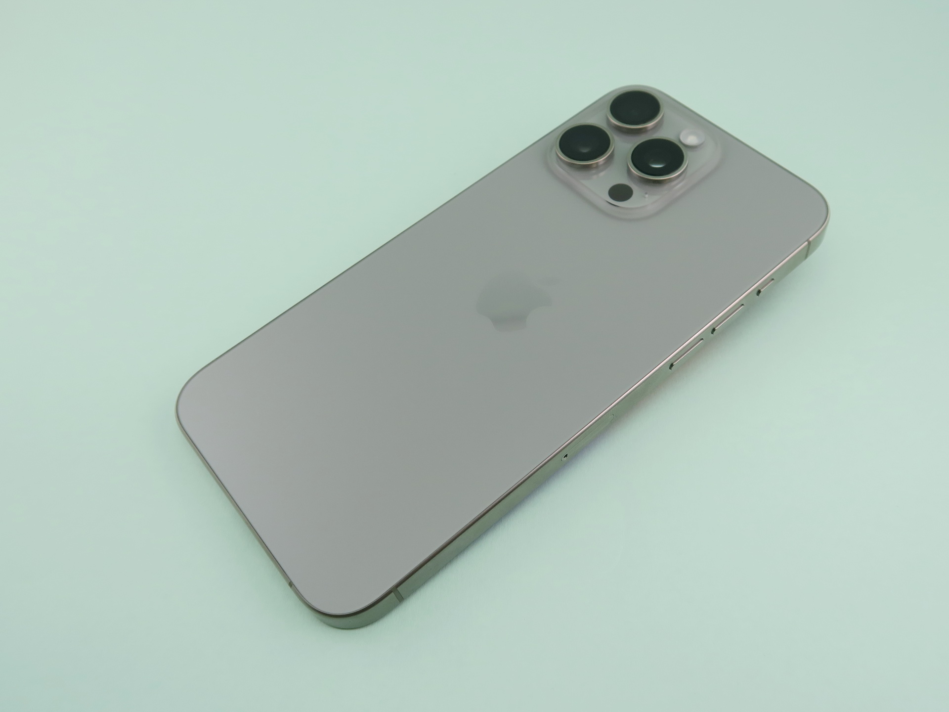 「iPhone 15 Pro Max」の背面は従来モデルに引き続き、テクスチャードマットガラスをサイトでマットな仕上がり。アップルのロゴ部分は光沢