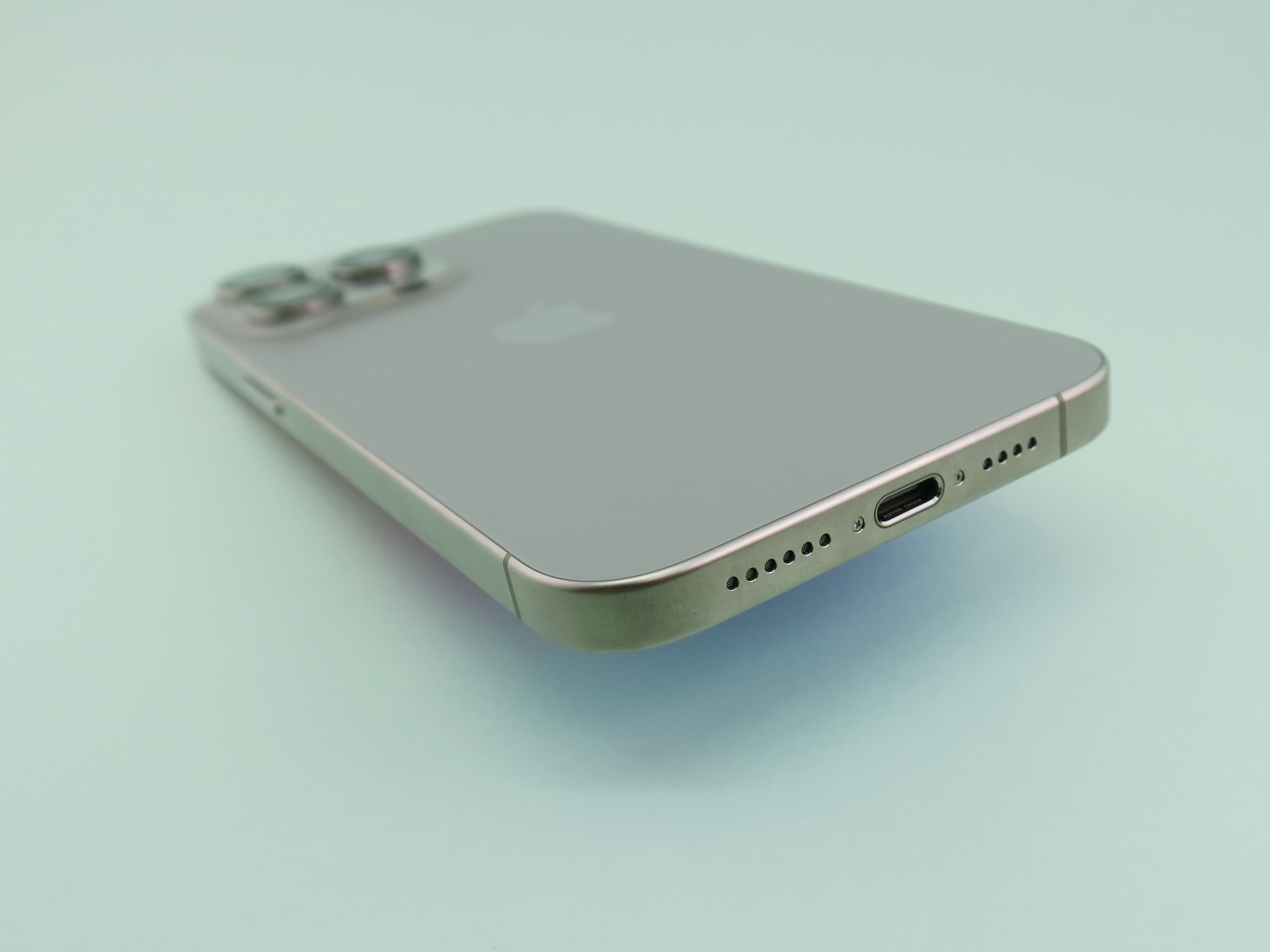 「iPhone 15 Pro Max」の本体下部に備えられたUSB Type-C外部接続端子は、「iPhone 15」「iPhone 15 Plus」と違い、USB 3対応（USB 3.1（Gen2））。対応ケーブルで接続すれば、本体で撮影した写真や画像はパソコンなどに最大10Gbpsで転送可能