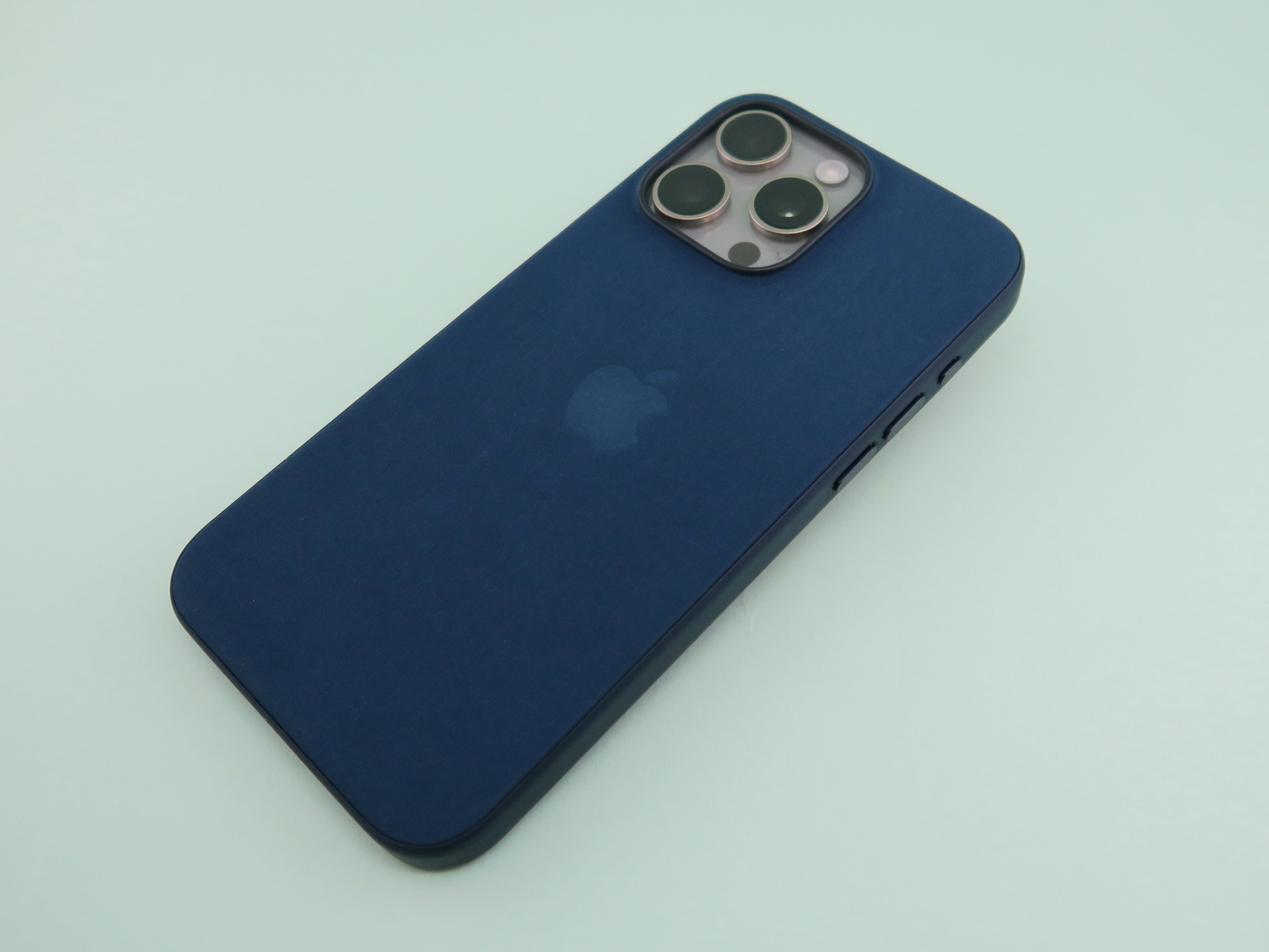 「iPhone 15 Pro Max」に「MagSafe対応ファインウーブンケース」を装着したところ。iPhone 15シリーズから純正品のレザーケースはなくなり、ファインウーブンケース、シリコンケース、クリアケースが販売される