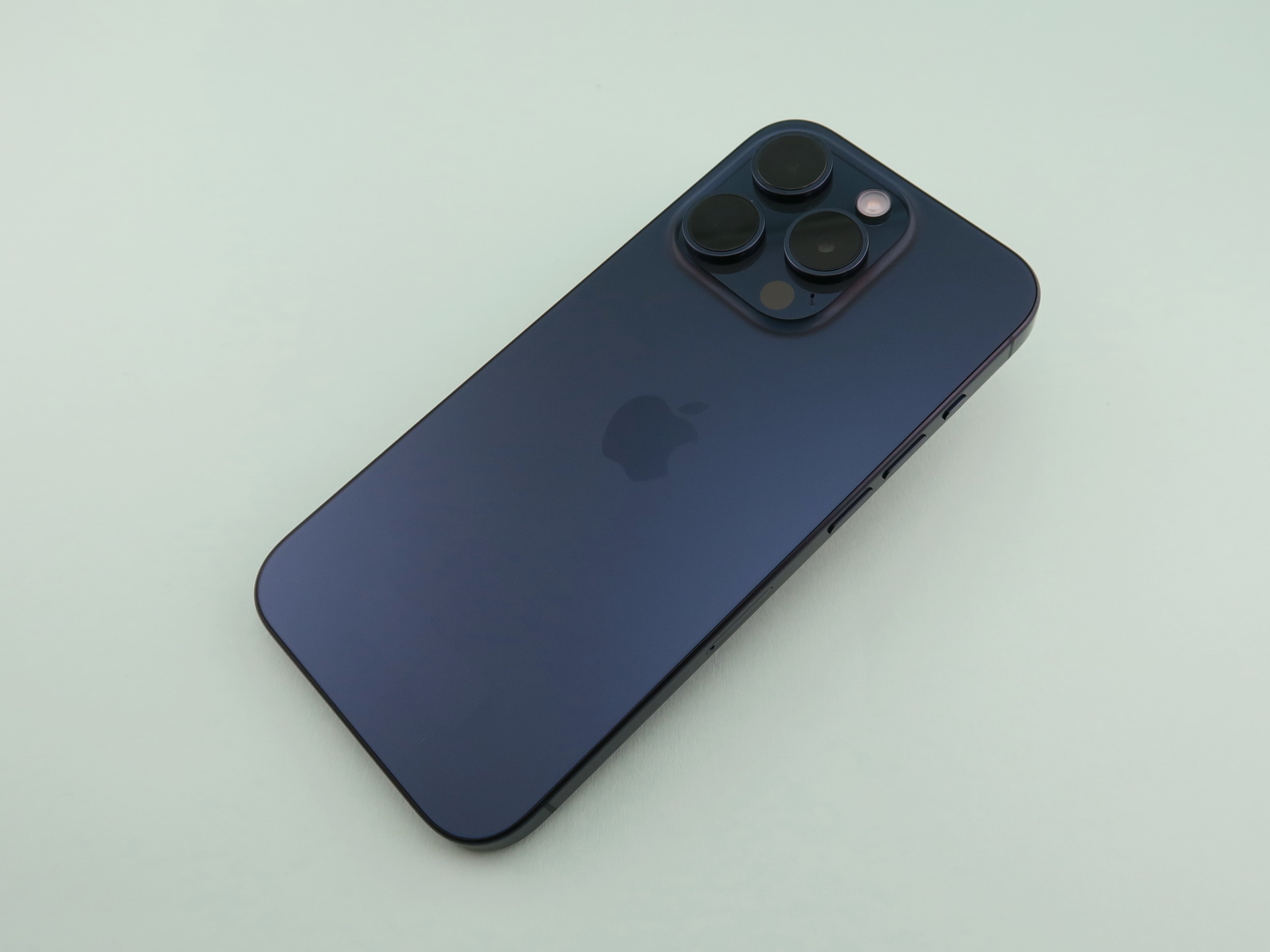 「iPhone 15 Pro」の背面は従来モデルに続き、高強度のテクスチャードマットガラスを採用