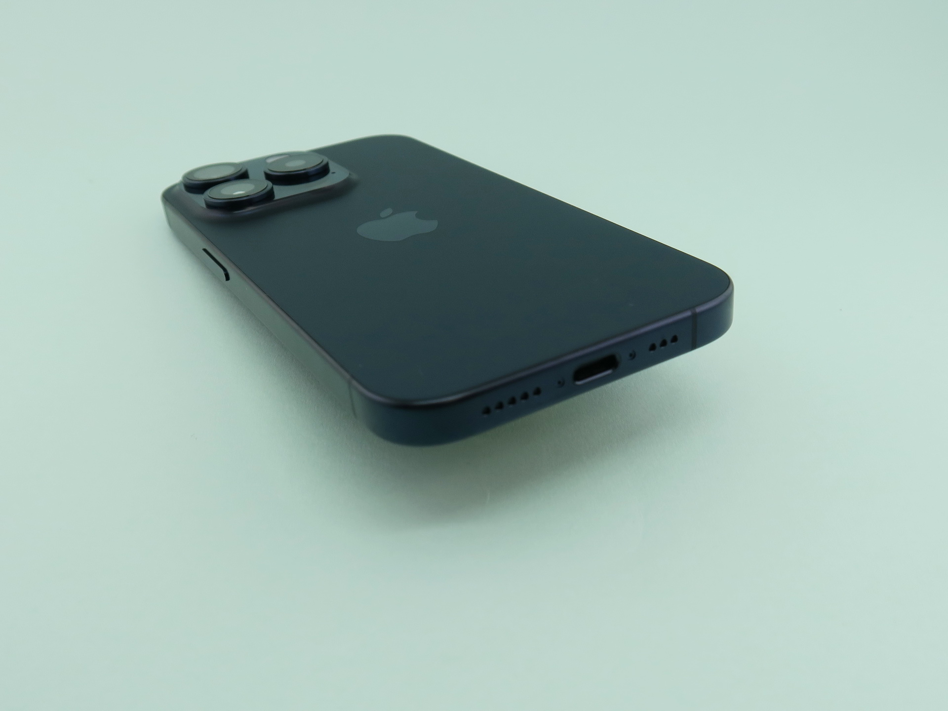 「iPhone 15 Pro」の本体下部にはUSB Type-C外部接続端子を備える。「iPhone 15」「iPhone 15 Plus」と違い、USB 3対応（USB 3.1（Gen2））なので、本体で撮影した写真や画像はパソコンなどに最大10Gbpsで転送可能。ただし、対応ケーブルも必要