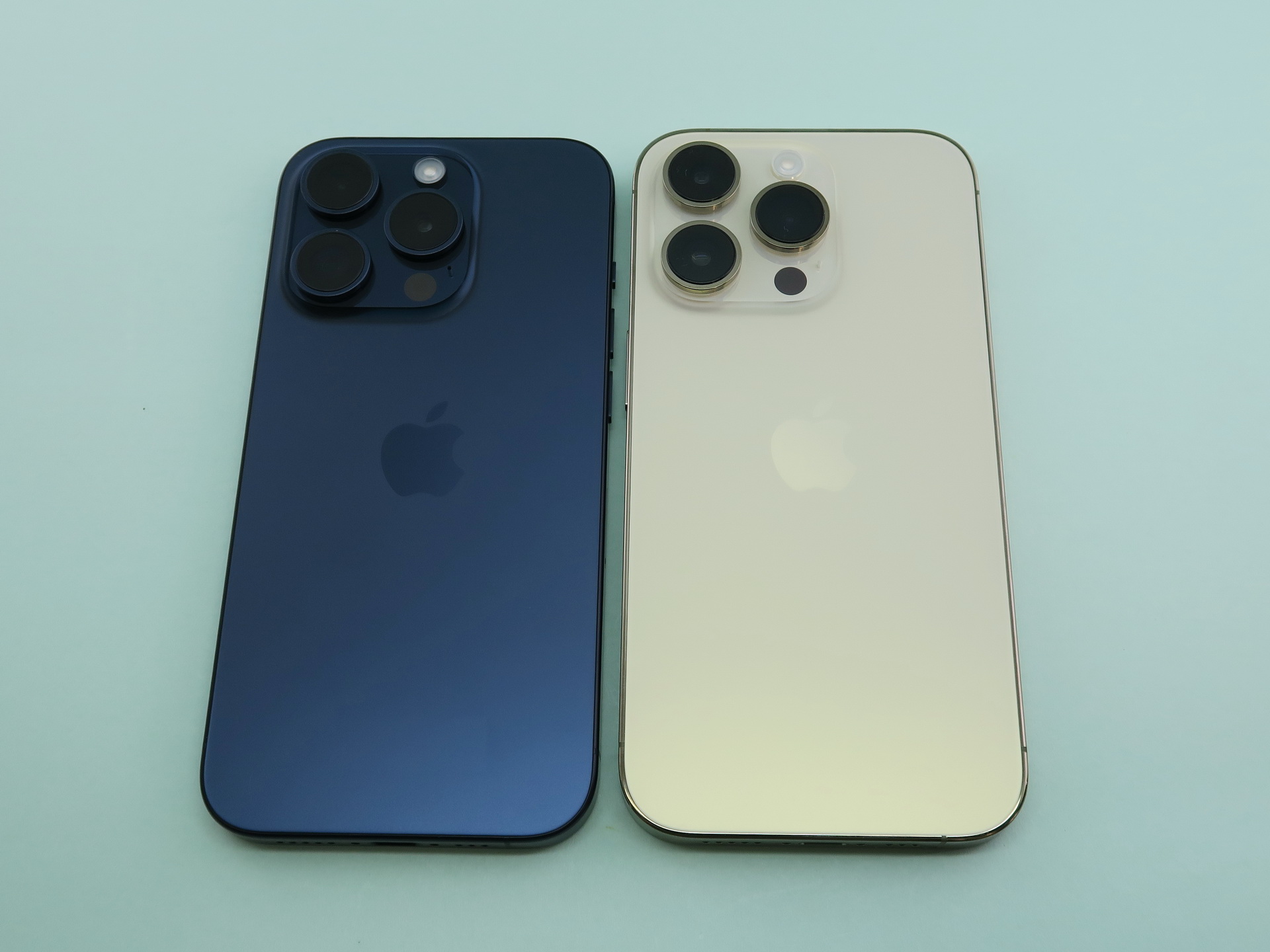 「iPhone 15 Pro」（左）と「iPhone 14 Pro」（右）の背面。従来は側面のバンド部分が目立っていたが、今回は背面の角の面取り仕上げによって一体化され、より美しい仕上げになった