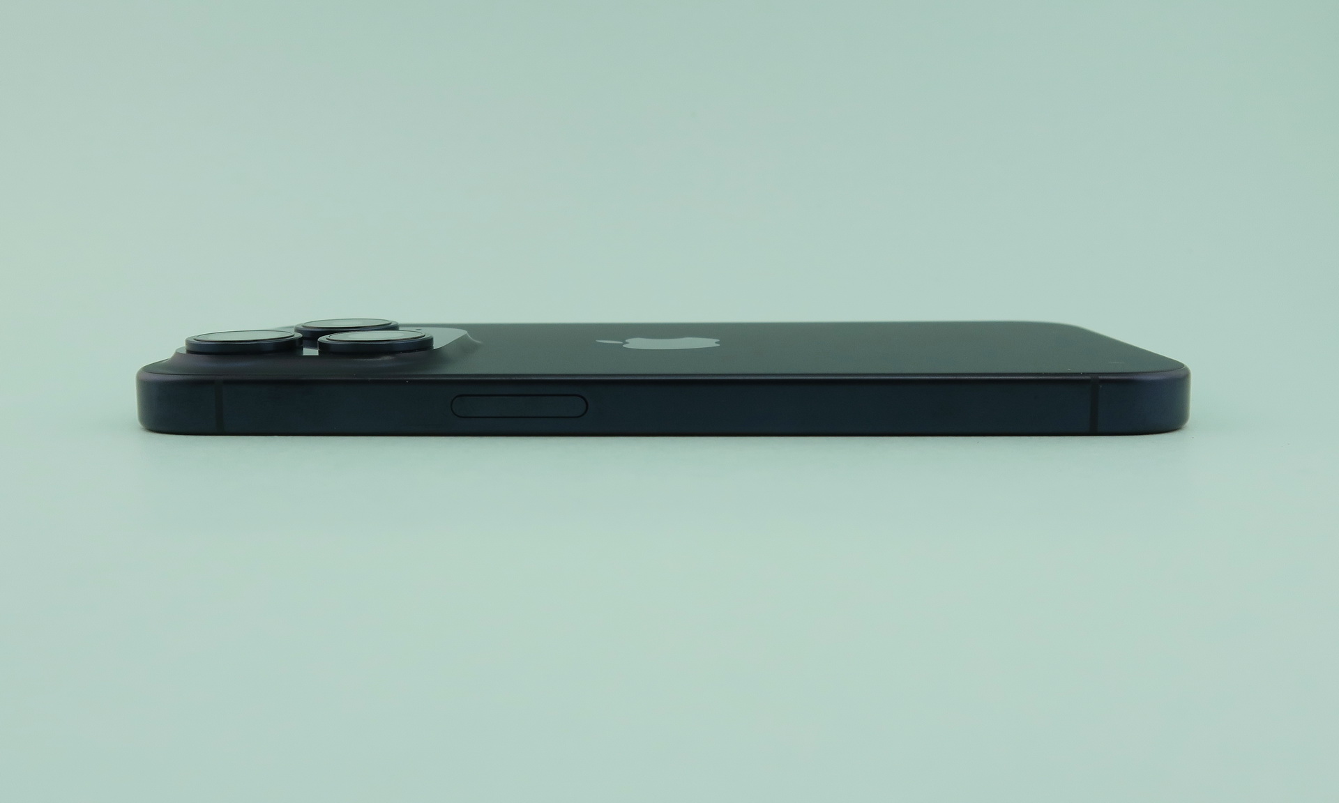 「iPhone 15 Pro」の右側面は電源ボタンのみを備える。カメラ部の突起は実測で約3.8mm程度