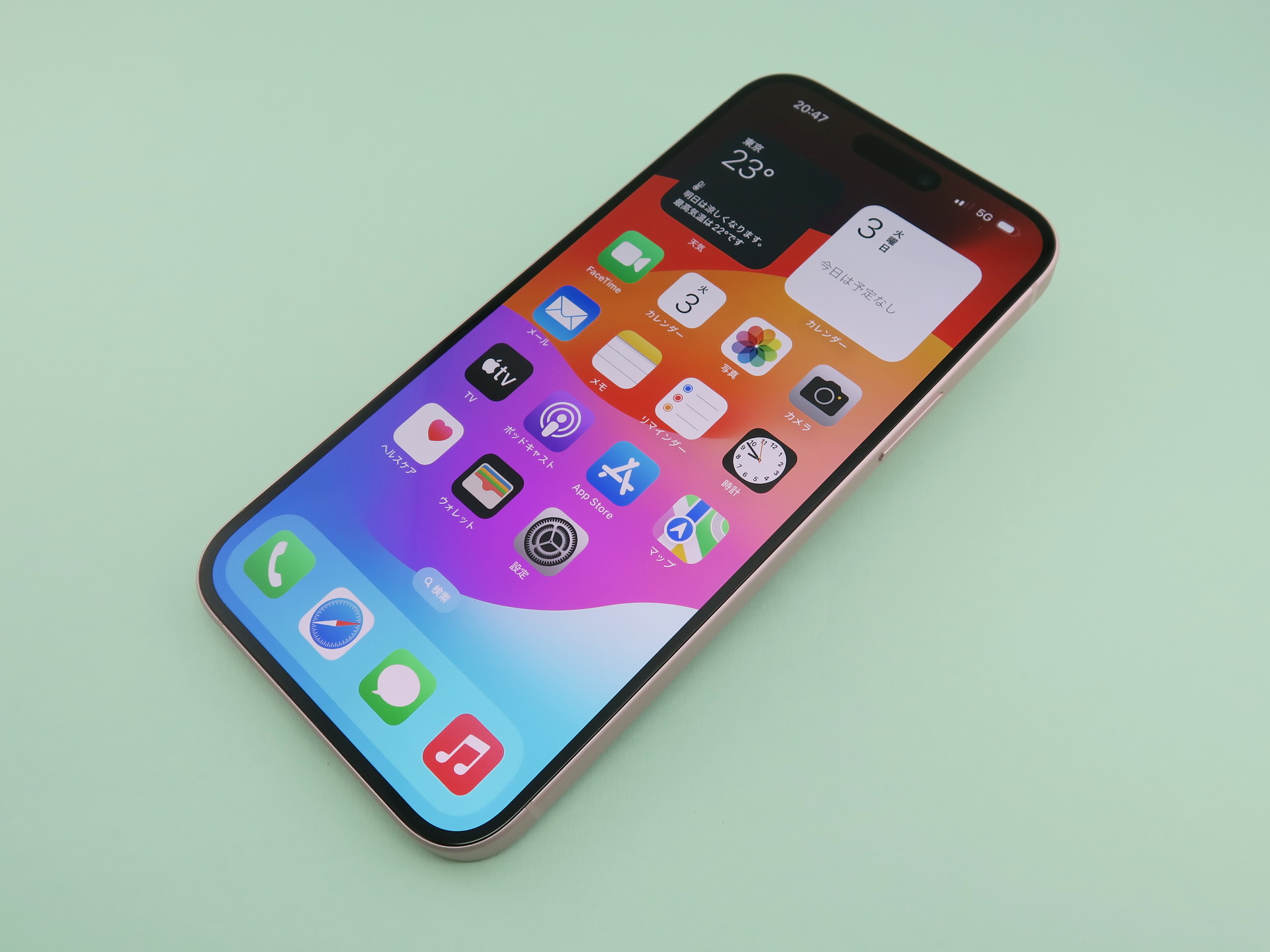 アップル「iPhone 15 Plus」、約160.9mm（高さ）×77.8mm（幅）×7.80mm（厚さ）、約201g（重量）、ブルー（写真）、ブラック、グリーン、イエロー、ピンクをラインアップ