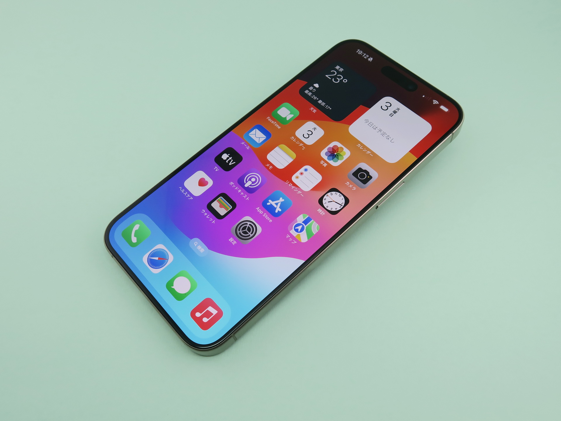 アップル「iPhone 15 Pro Max」、約159.9mm（高さ）×76.7mm（幅）×8.25mm（厚さ）、約221g（重量）、ナチュラルチタニウム（写真）、ブラックチタニウム、ホワイトチタニウム、ブルーチタニウムをラインアップ