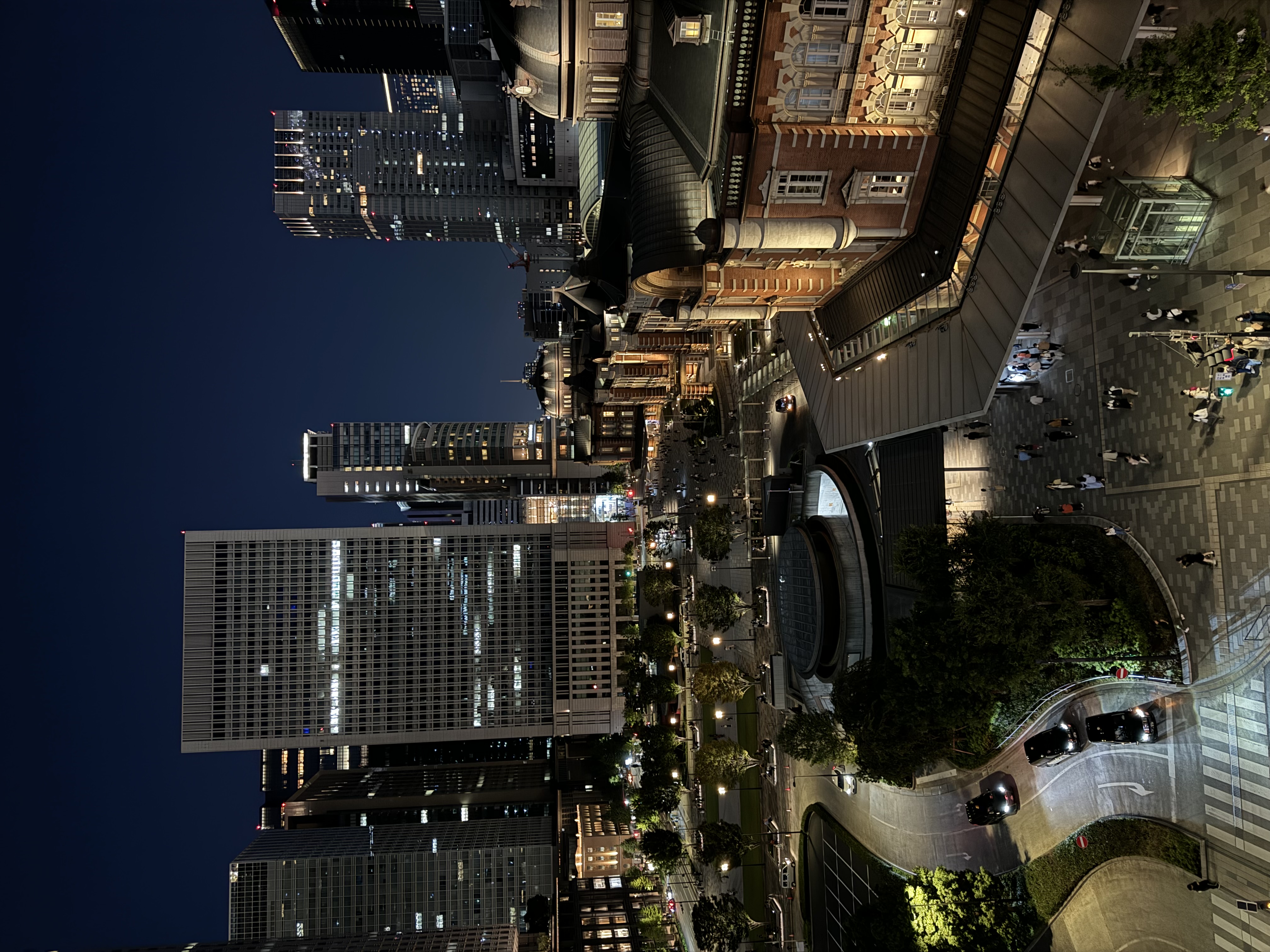 「iPhone 15 Pro Max」の［24MM］で夜景を撮影