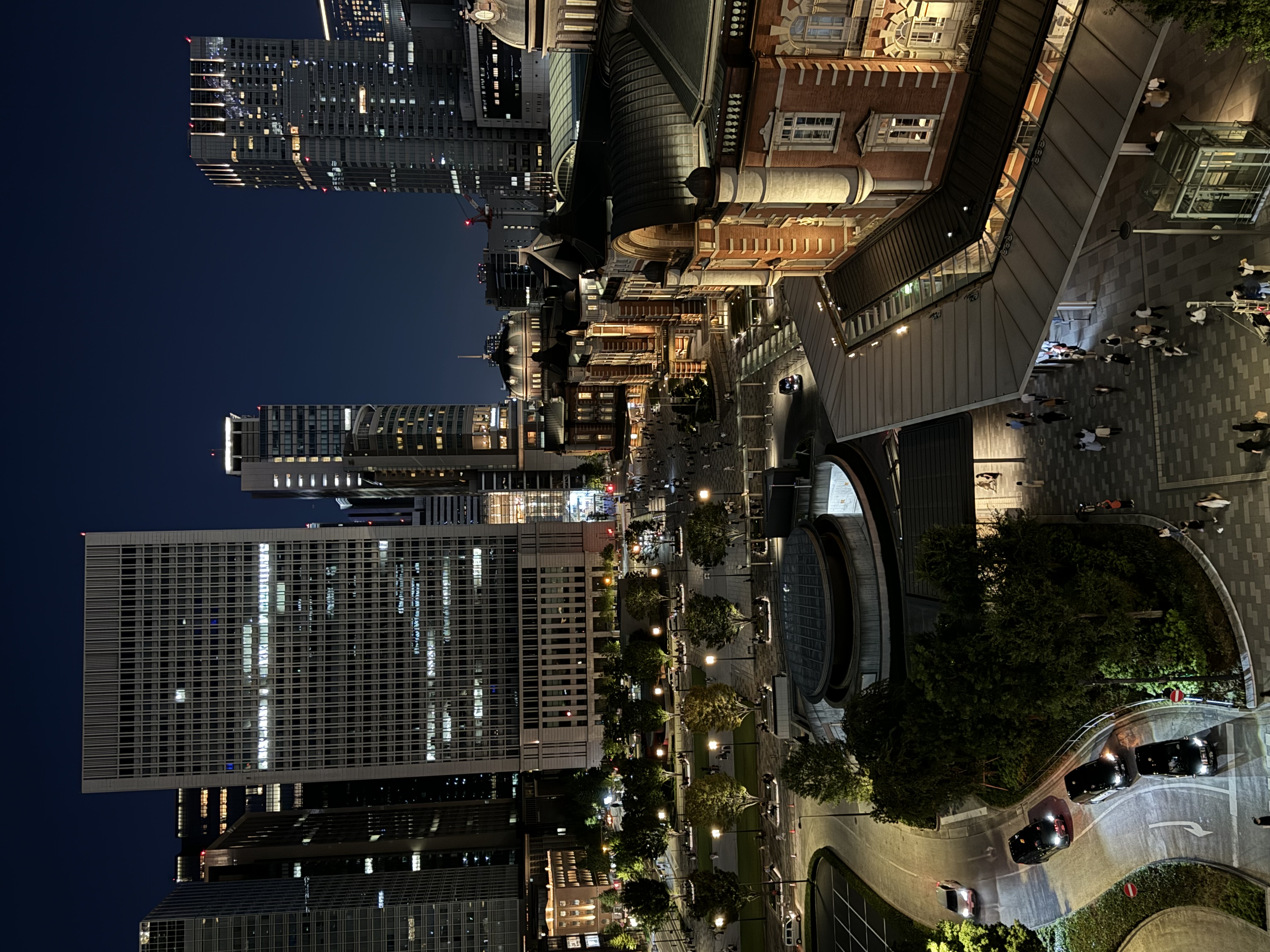 「iPhone 15 Pro Max」の［28MM］で夜景を撮影。［24MM］と同じ解像度ながら、少し寄った写真が撮れる