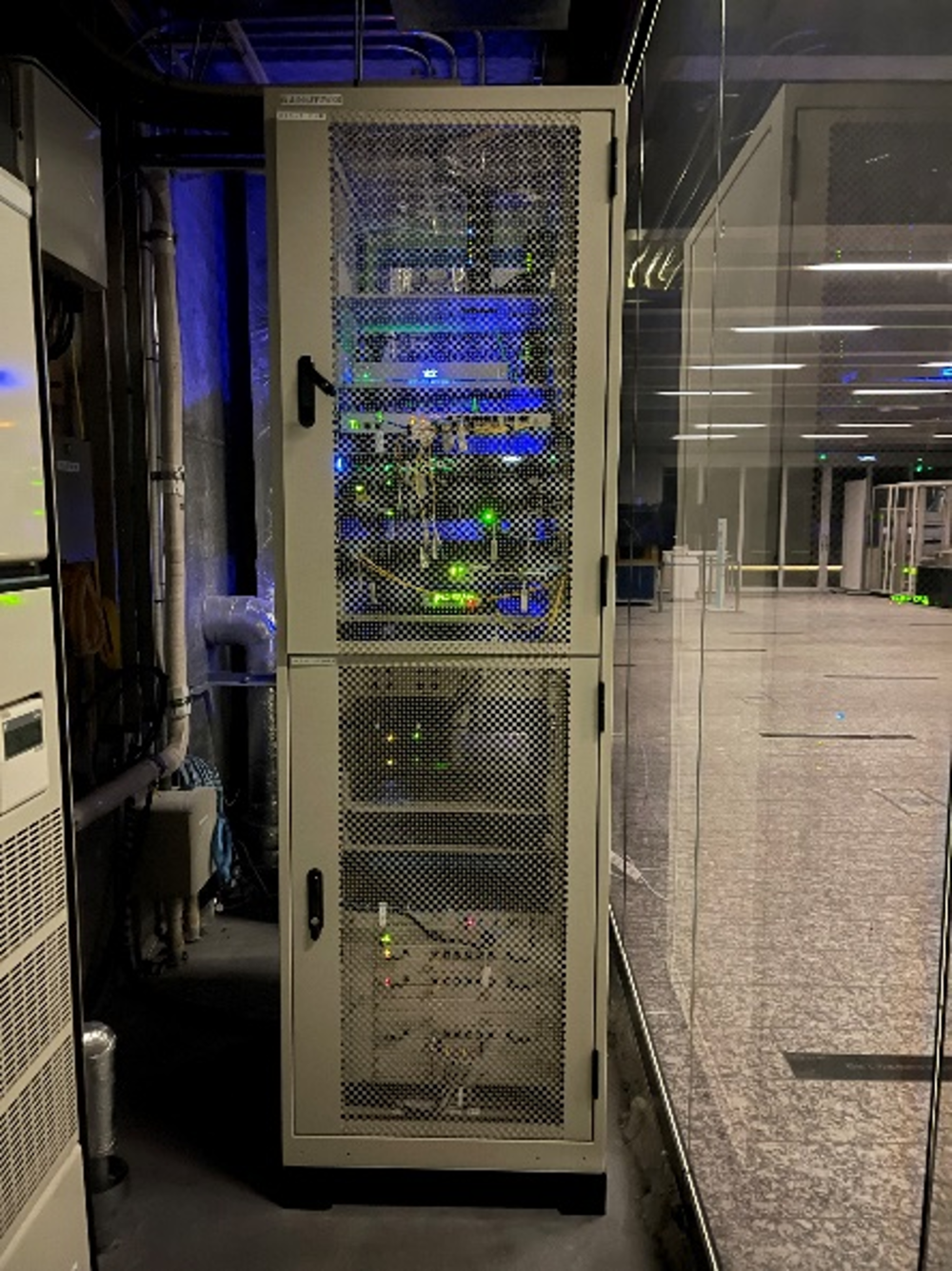 「ギガらく5G」装置（上）とDASの親機（下）