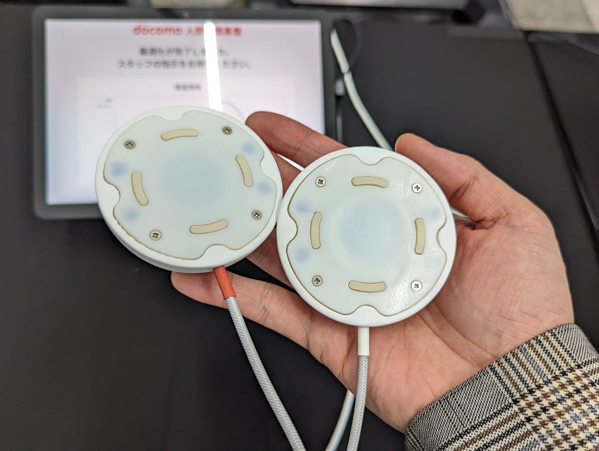 2つに分かれるので、それぞれを手に持つ