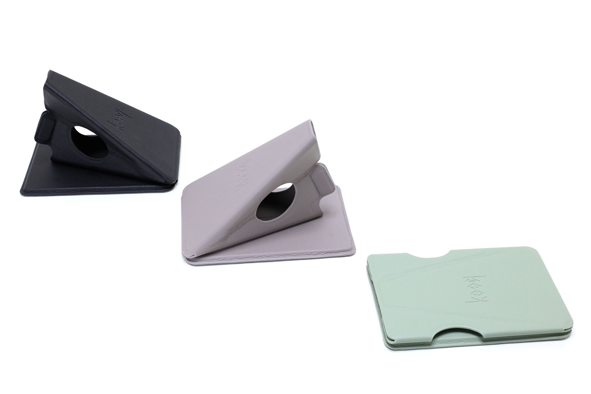 カラーバリエーションは左から、ヤタガラス・ブラック、イーグル・アッシュ、ウグイス・グリーン。ウグイス・グリーンはたたんだ状態。