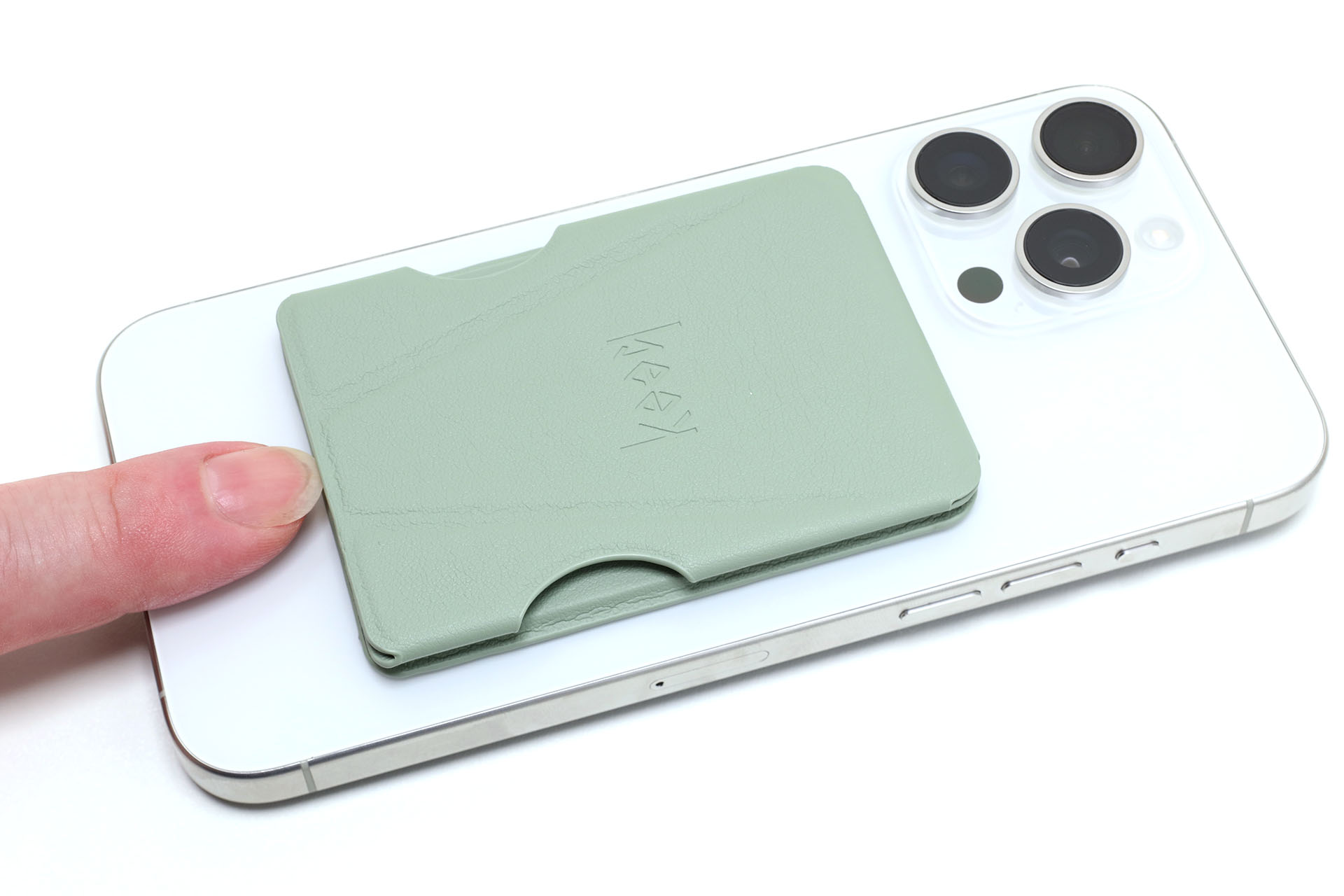 iPhone 15 Pro Maxの背面に吸着させたbeak mag。beak magの表面を手前に引くなどすれば展開する。