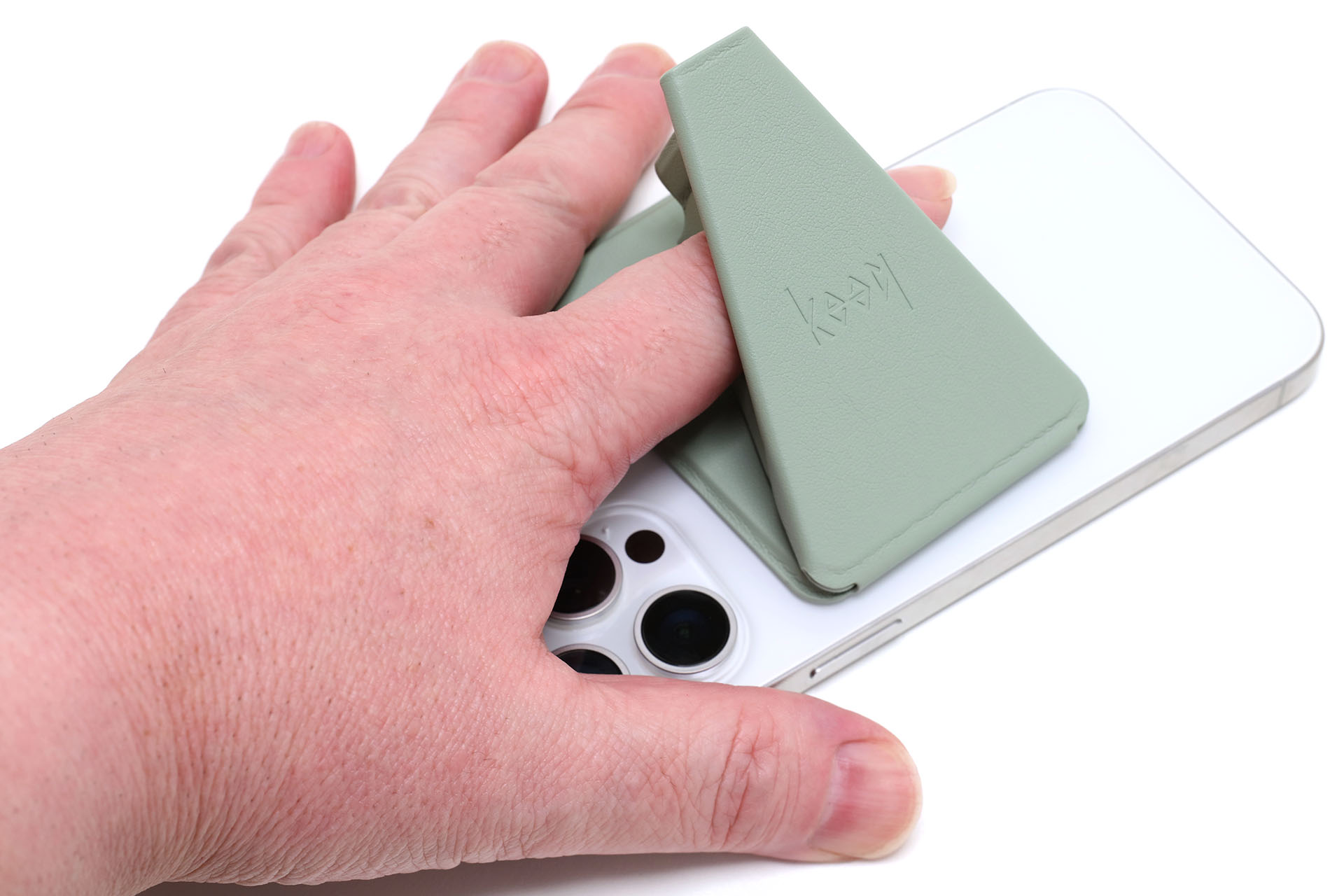 beak magを横向きに吸着させた。穴に人差し指を通すと……。