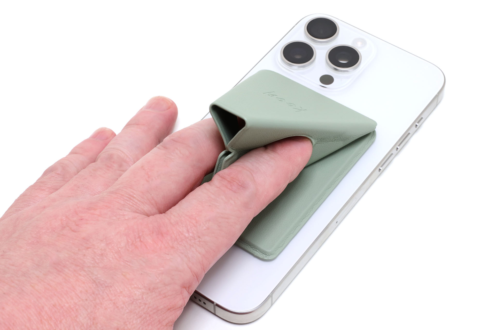 横位置撮影にbeak magを役立てるための一例。人差し指と中指を穴に入れる。