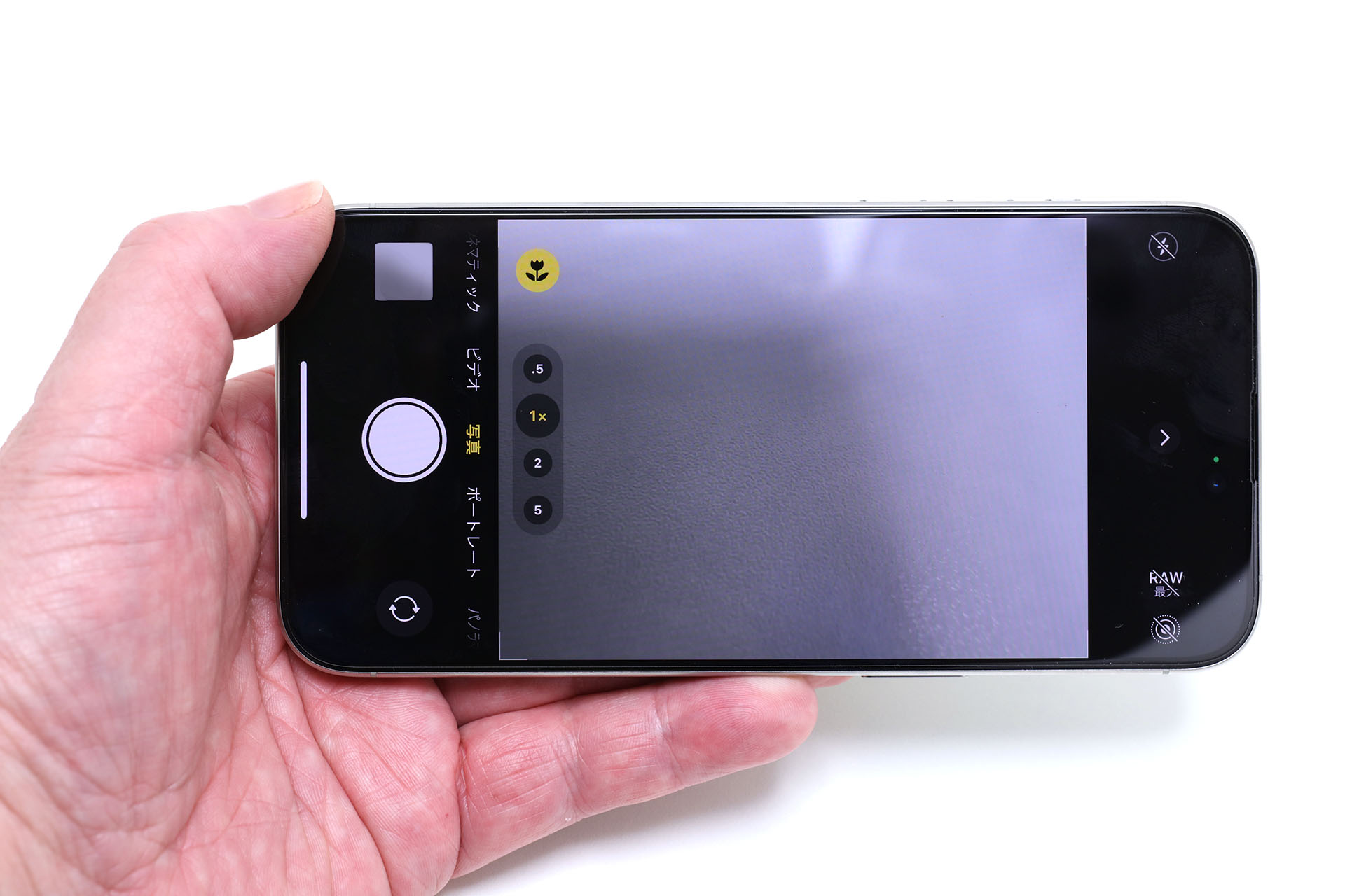 こんな感じで横位置撮影ができる。この状態で親指は自由に動かせるので、親指でシャッターボタンを押せる。