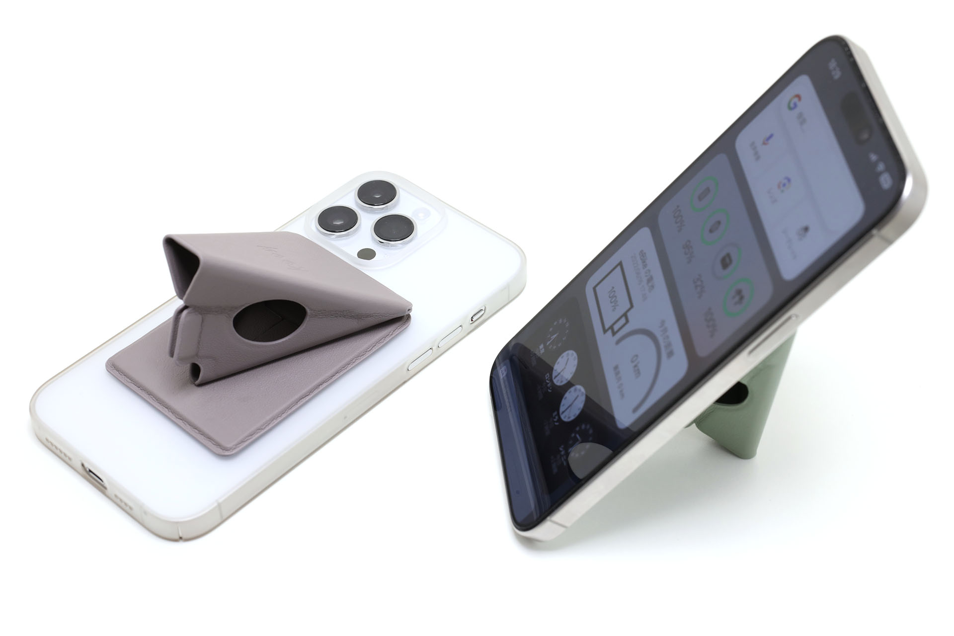 beak magをスマートフォン背面に縦に装着して、縦置きのスタンドにした様子。