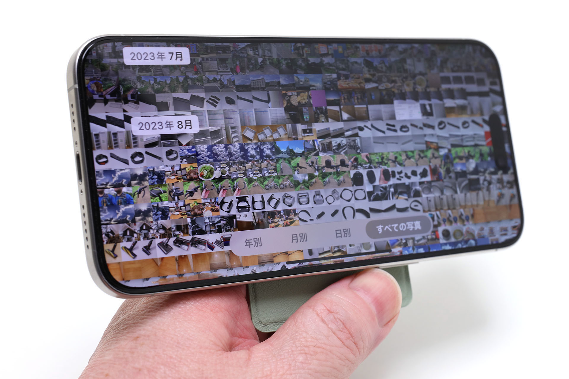 フローティングモード状態で、穴に人差し指を通せば、端末を安定的に手に持ちつつ、横画面表示での動画鑑賞など　を楽しめる。