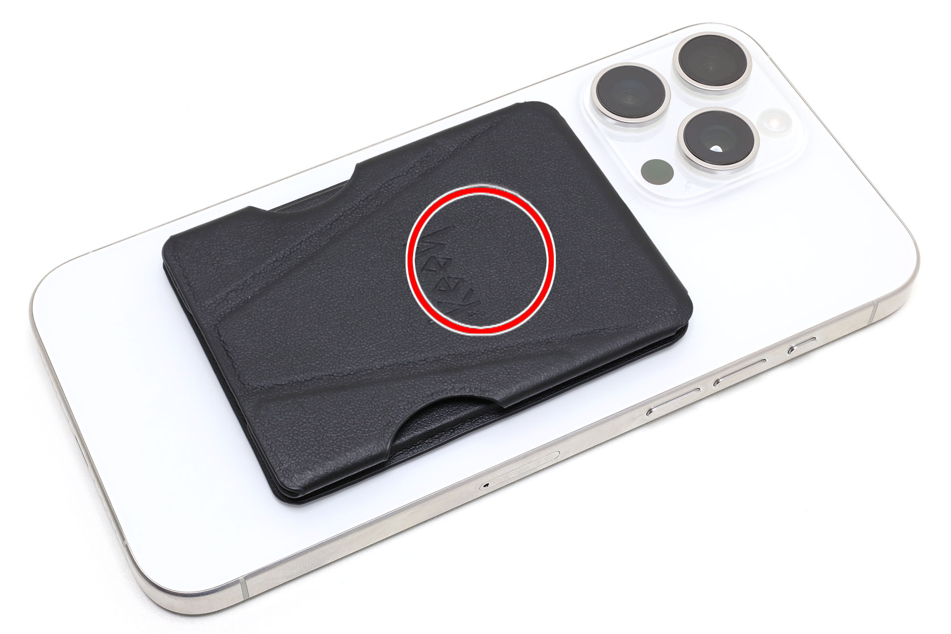 丸印のあたりに強力なマグネットが内蔵されている。