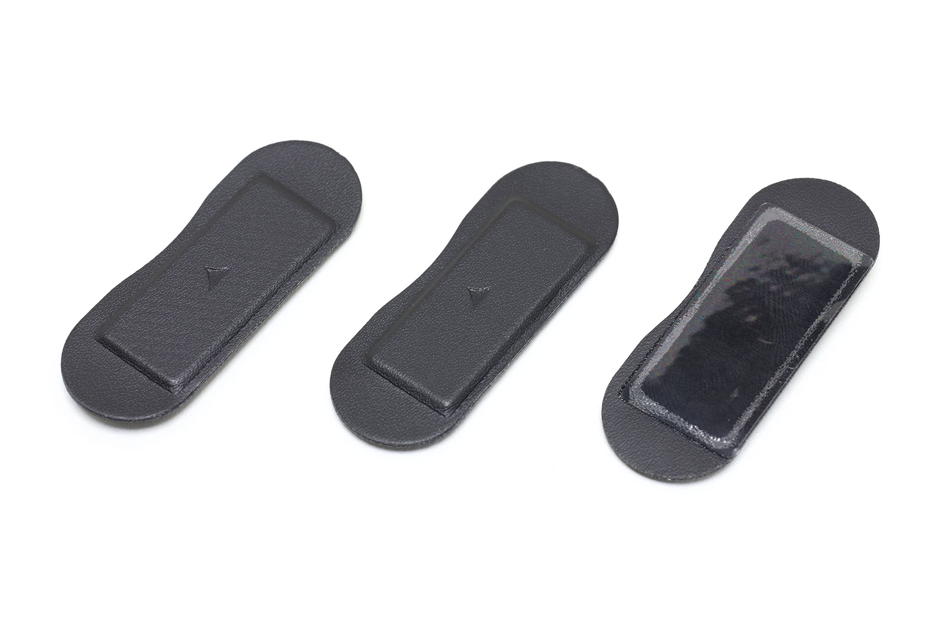 アタッチメントは粘着パッド式のマグネットで、貼り剥がししつつ使える。壁などに貼ればそこがスマートフォン置き場に。ただし「新品の状態で最大連続使用時間は30分〜1時間程度」としており、長時間の使用には向かないようだ。beak mag以外のものを吸着させる目的でも使える。3個入りで500円。