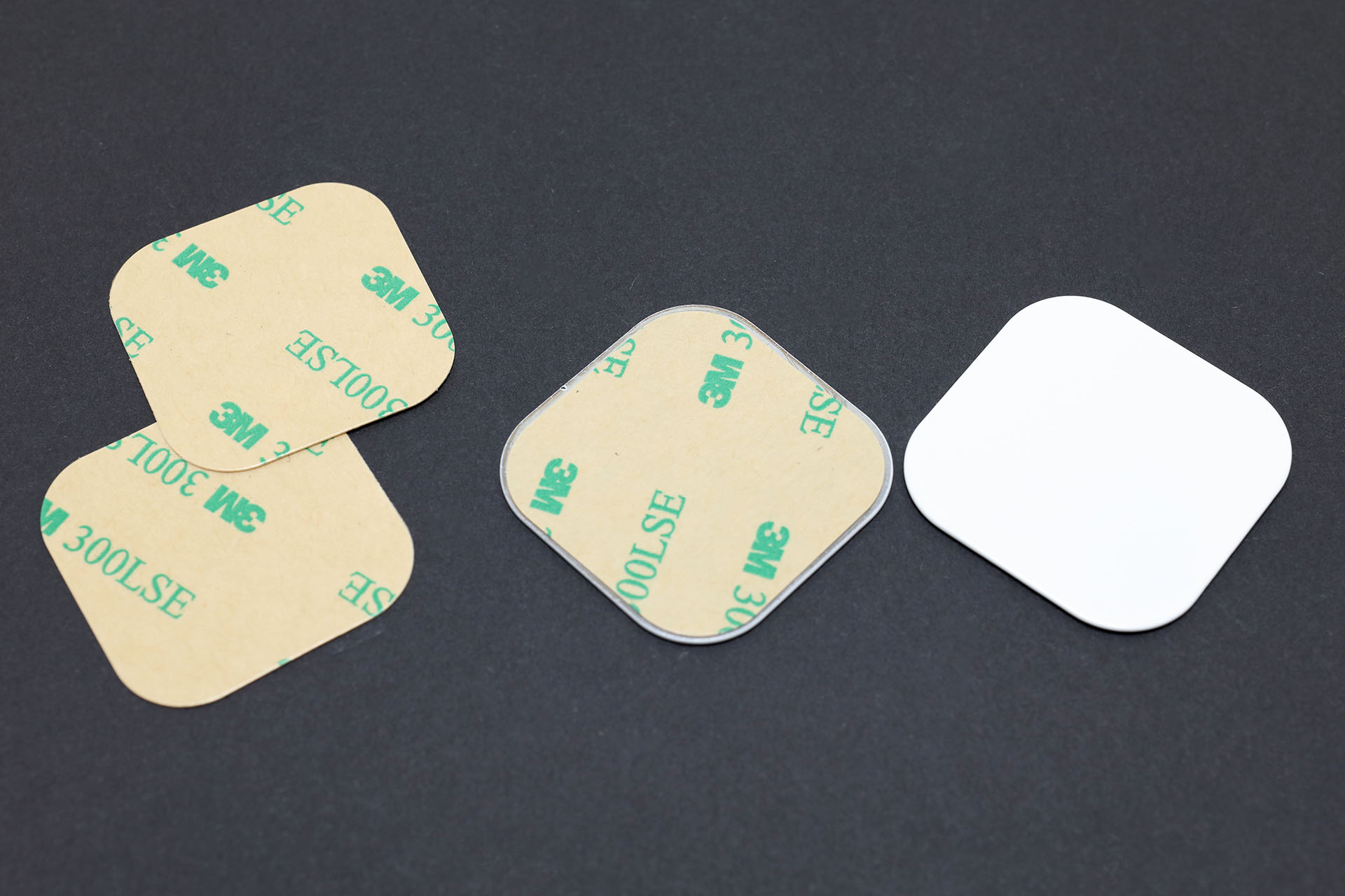 スチール・パッド・フォー・キッチンは一度貼ったら剥がさない（剥がしにくい）タイプのスチール板。キッチンのタイルやステンレス面など磁性のない場所に貼って使う。2枚入りで1000円。貼り直し用の粘着シートが2枚付属している。色はホワイトとシルバーがある。