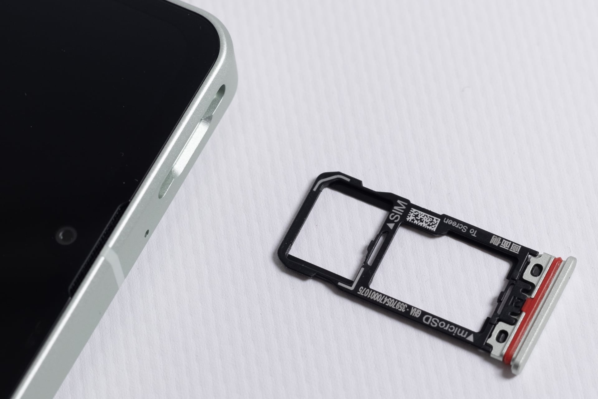 上側面のSIM/SDスロット