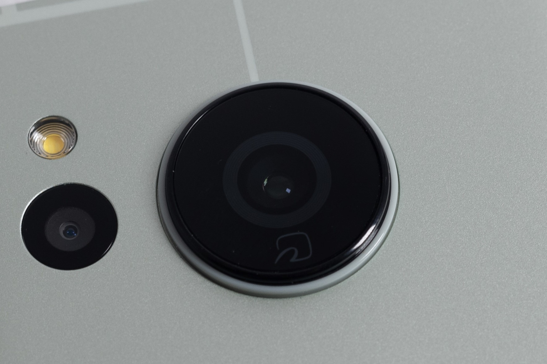 広角カメラのレンズにFelicaの印字がある。