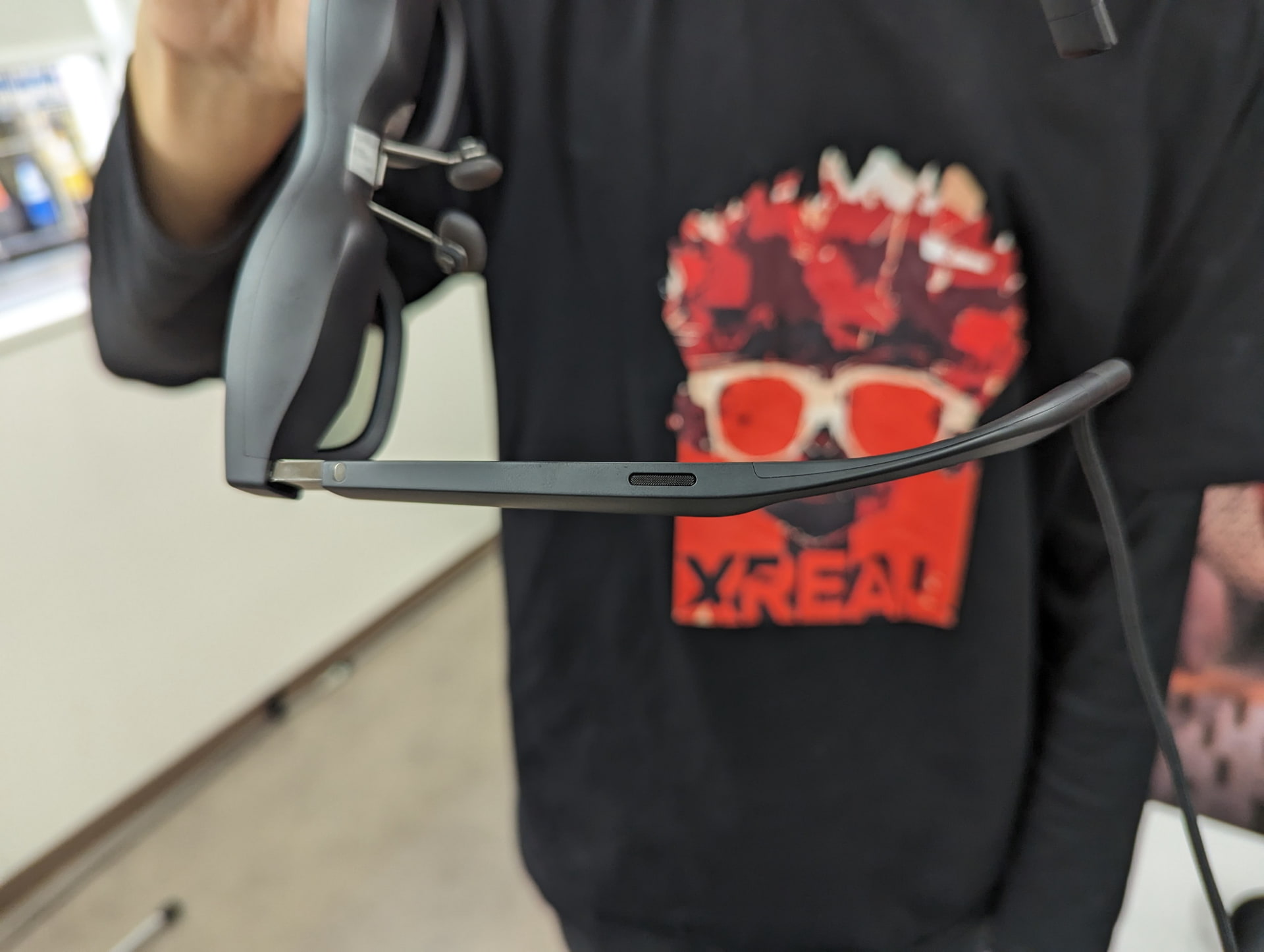 上部には、ノイズキャンセル用のスピーカーを搭載