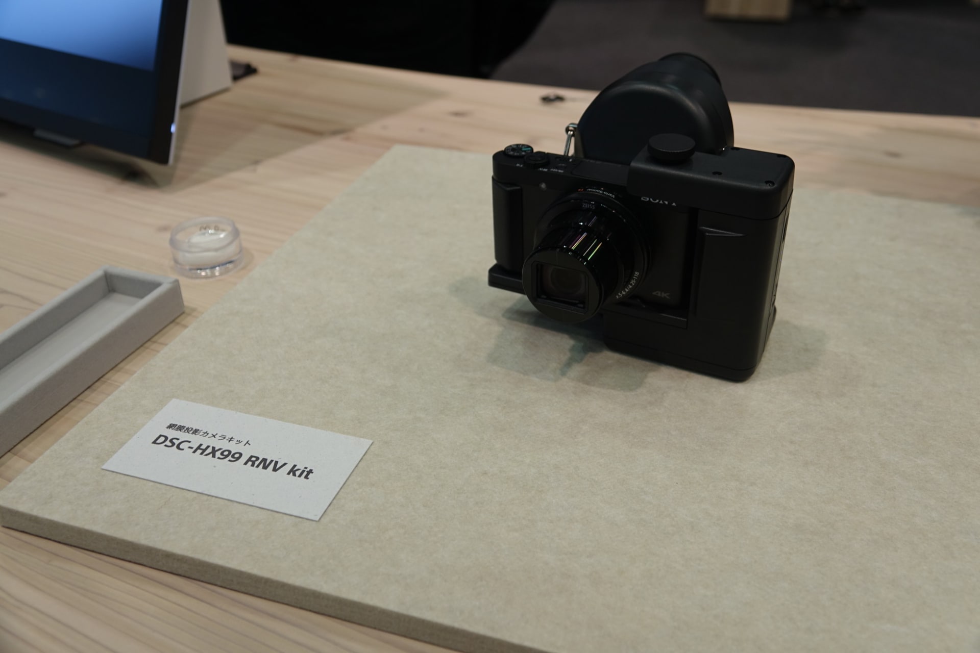 ファインダーの映像を網膜に直接投影することで、弱視のユーザーでもクリエイティブ活動できるキット