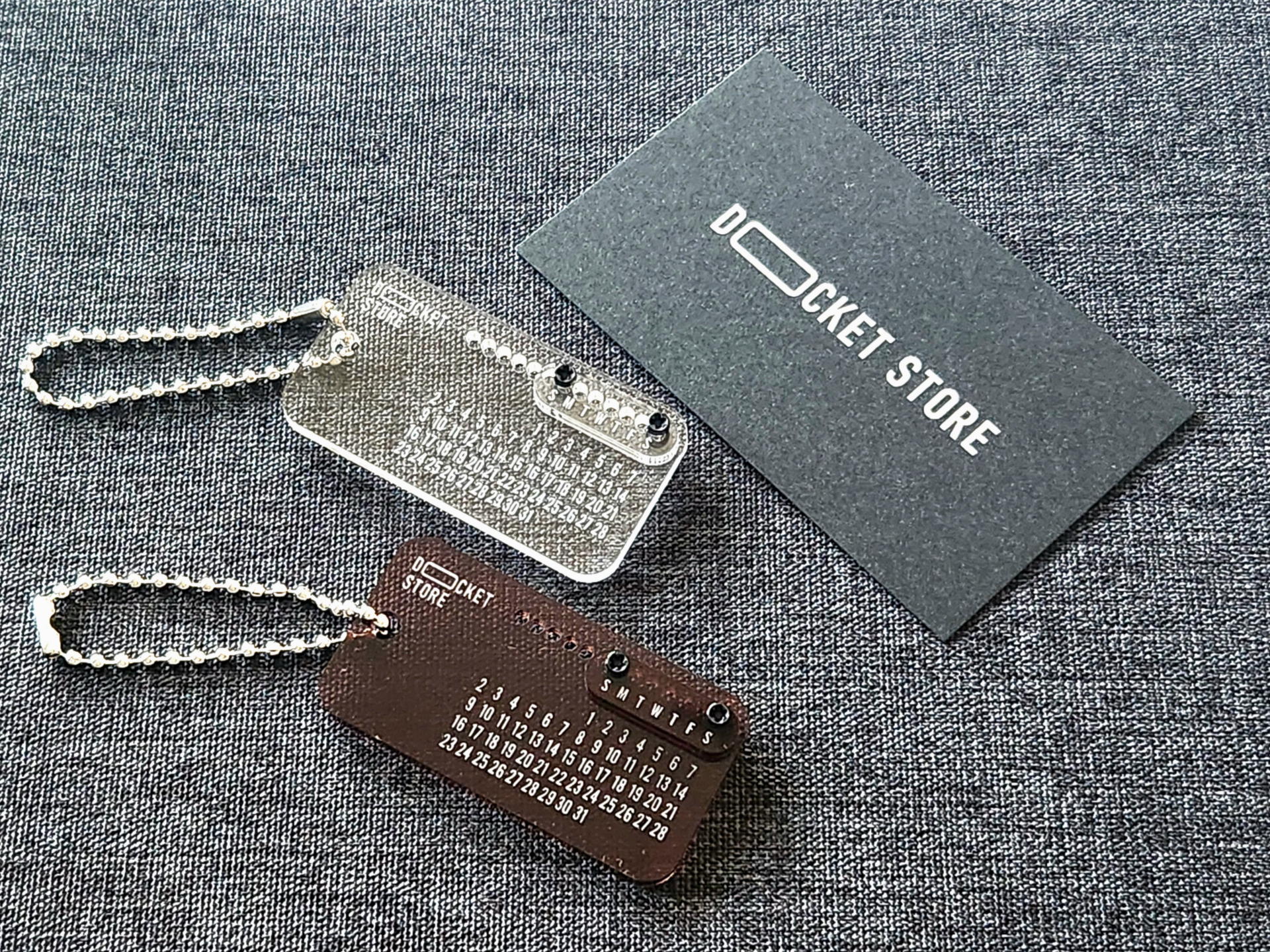 ドケットストアのAPC TagはDIY万年カレンダー機能付きのアクリルキーホルダーだ