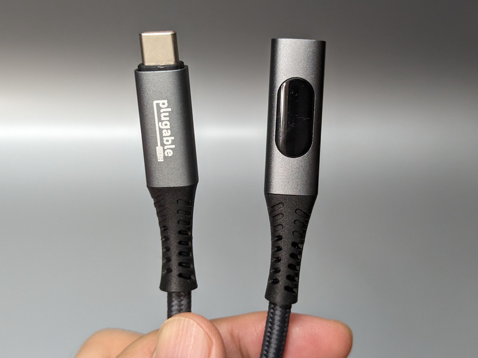 向かって右側、メスコネクタ側に電力を表示できる小窓がある