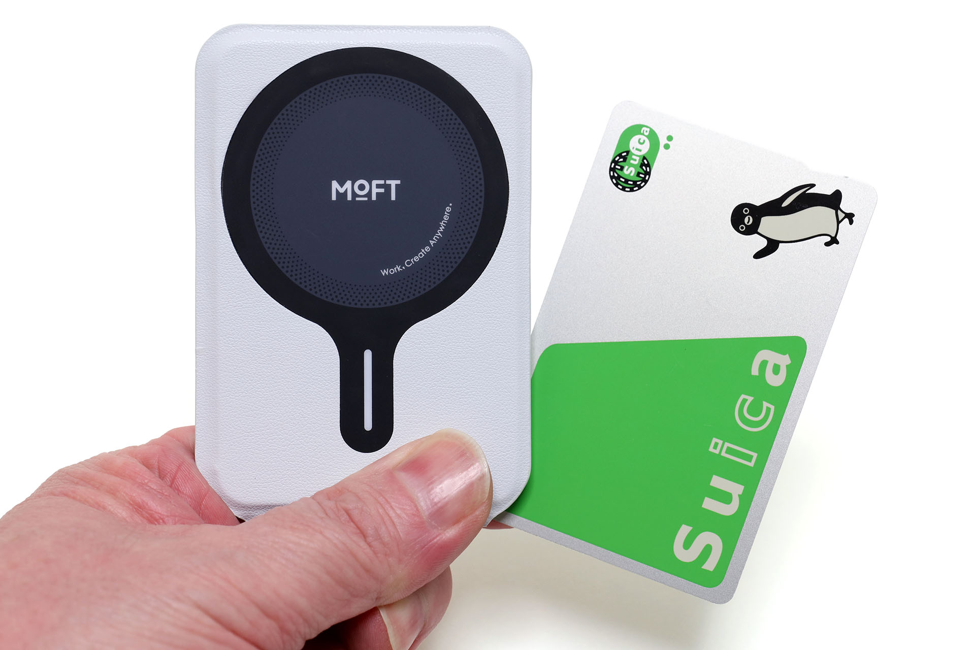 本体は板状で、クレジットカードより一回り大きいサイズ感。実測で約64×97mm。