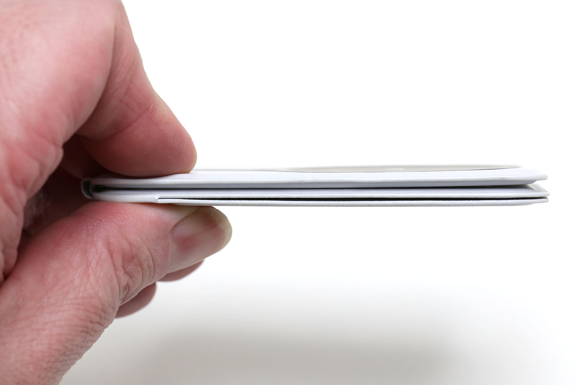 折り畳んだ状態の厚みは7.4mm。