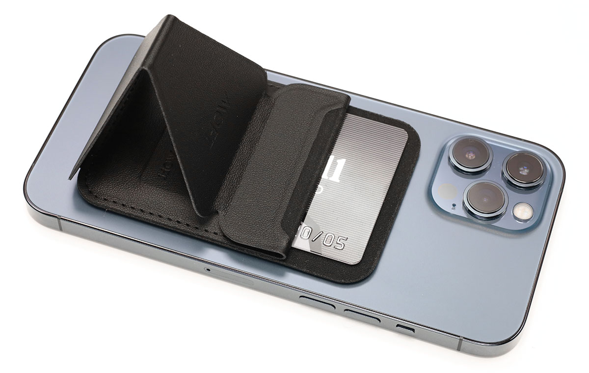 iPhone 12 Pro Maxと組み合わせた様子。スタンド上部にカードポケットがある。