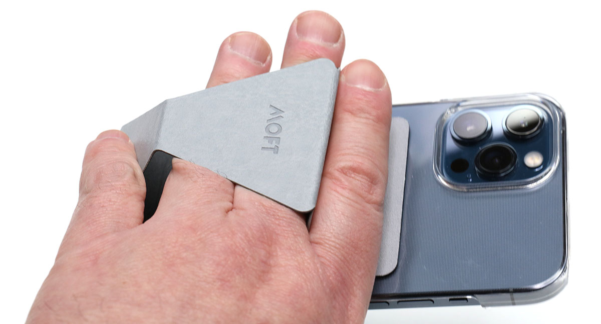 こんなふうに指を通せば、一応はスマートフォンホルダー的にも使える。