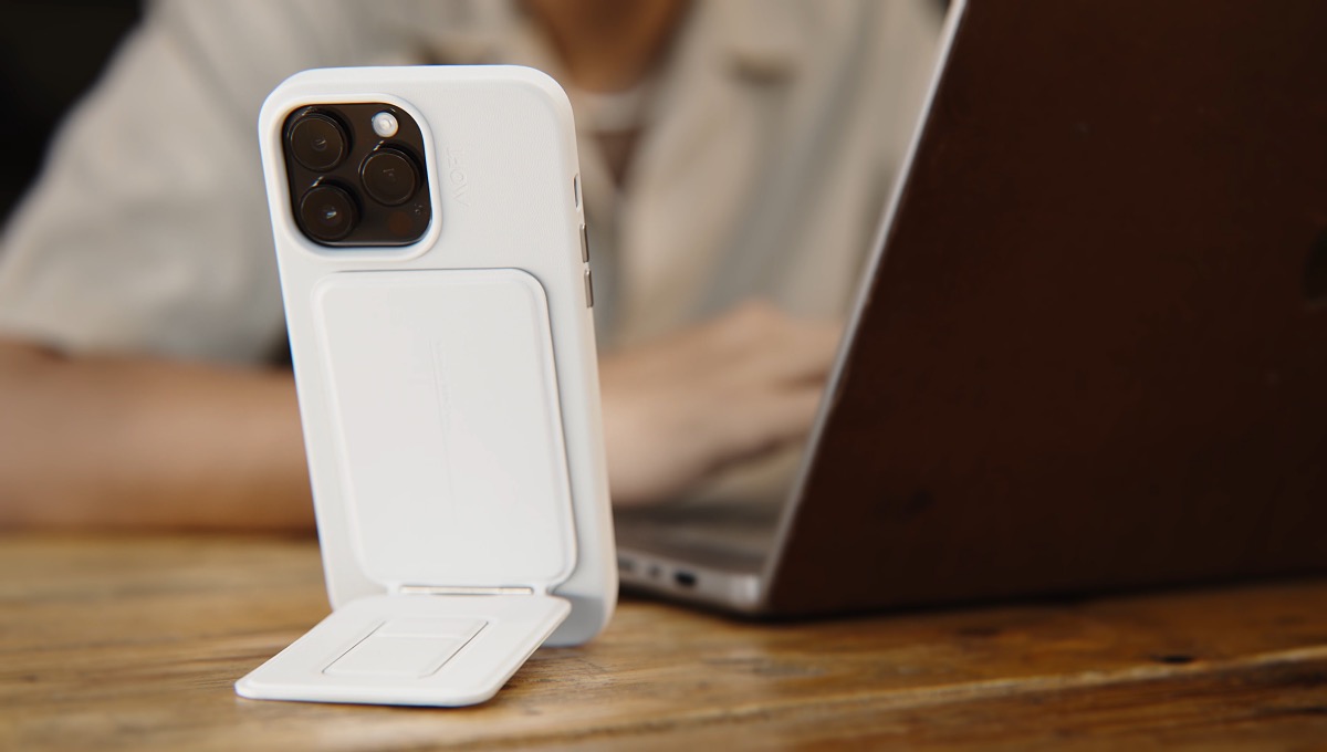 「多角度スタンド」モード。約30〜90度の間で自由に端末の傾きを変えられる。約30度より鋭角にするとスタンドがパタンと閉じてしまう。