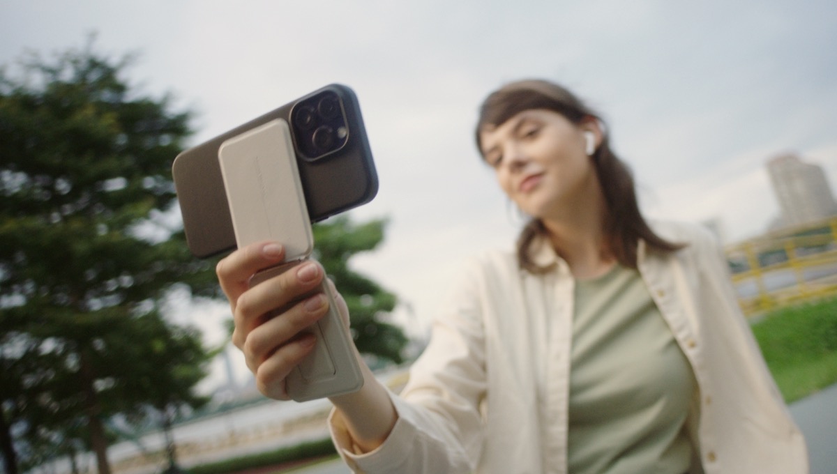 さらに180度程度まで開いて撮影アシストグッズのようにも使える。