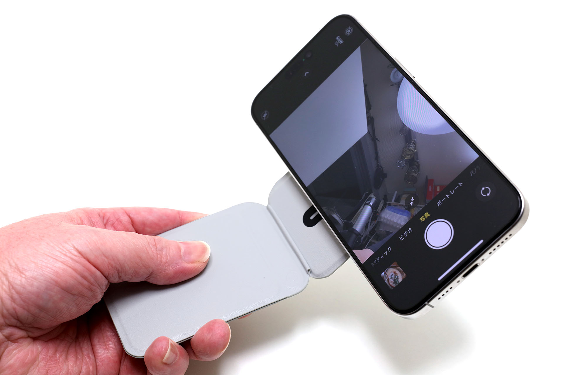 240度程度まで動かせる。こんなふうに自撮りハンドルとして使うこともできる（「自撮りグリップ」モード）。