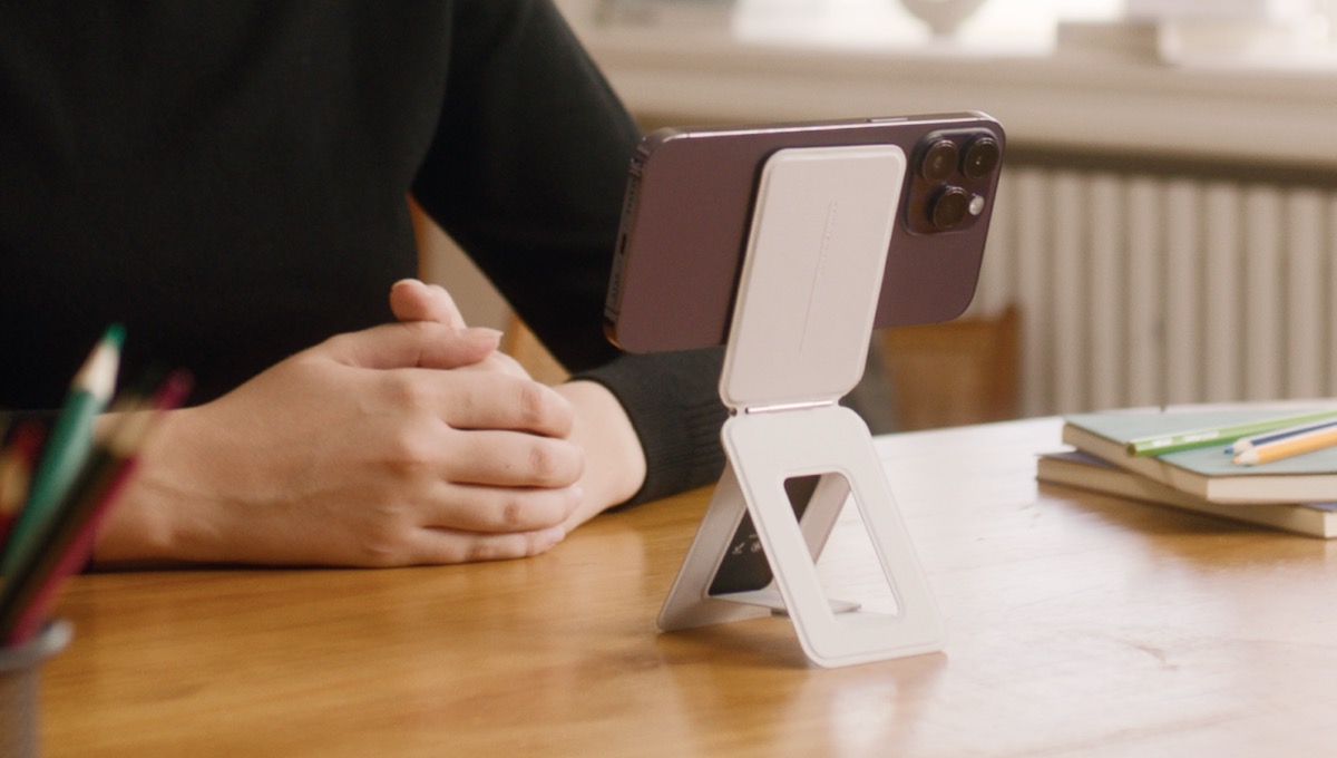 脚を展開して自立させた様子。「撮影スタンド」モードとなっているが、単に動画鑑賞に使ったりWebブラウジングに使ったりと自由に応用できる。