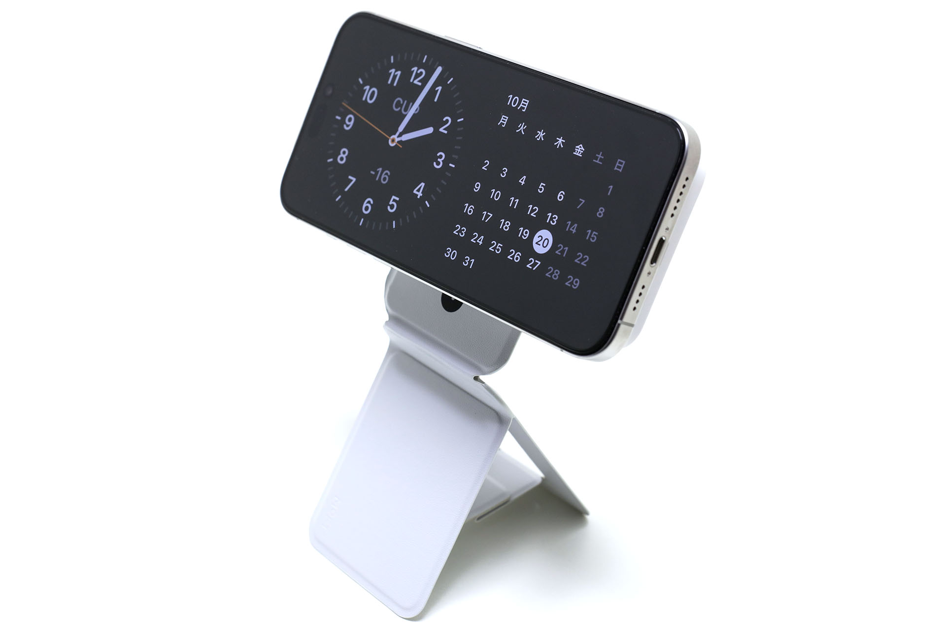 七変化マルチスタンドとMagSafe対応モバイルバッテリーがマグネットで合体するようになった。さらにiPhoneをセットすると……わーいスタンバイ機能をワイヤレスで使えたー！