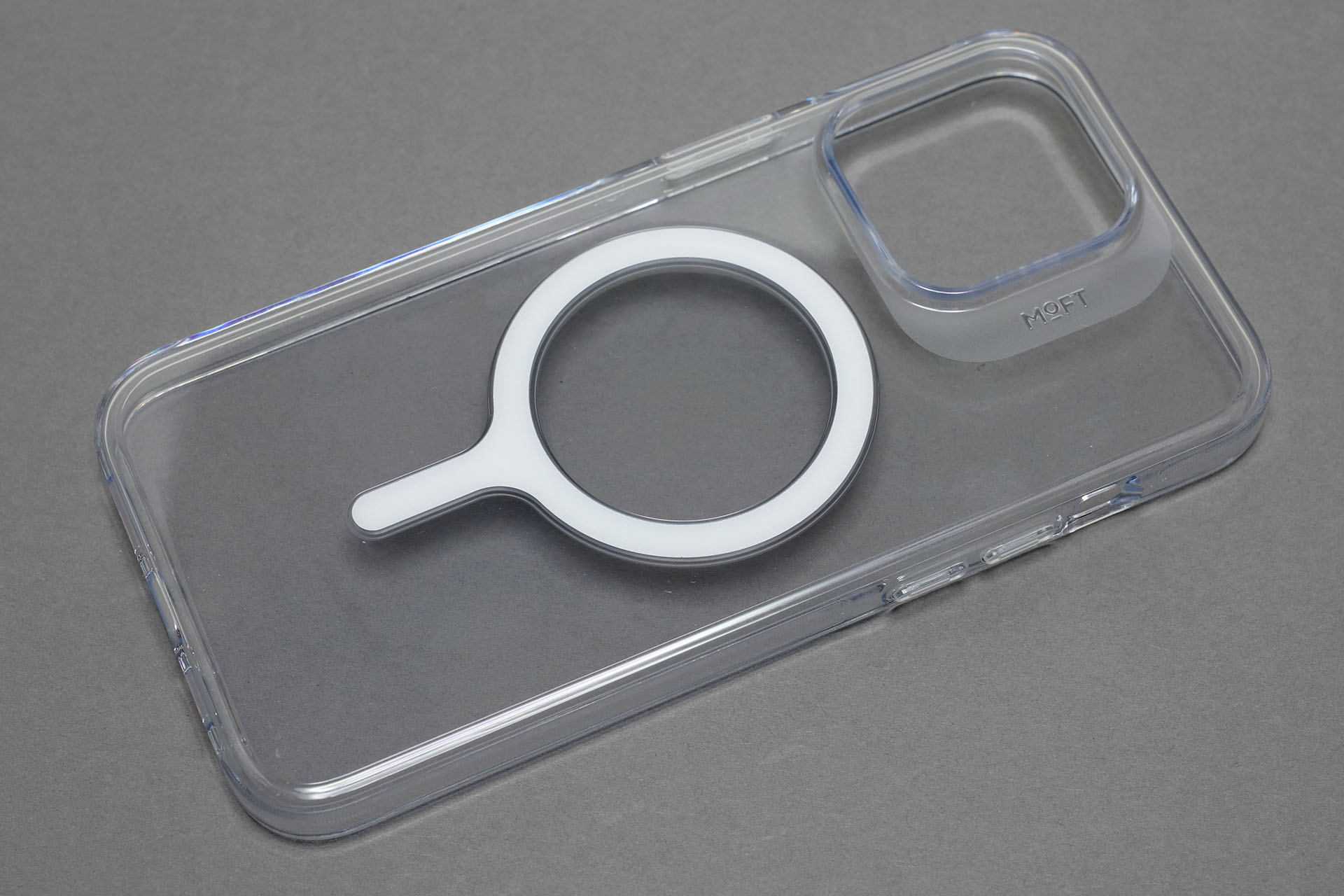 MOFT「iPhone 15シリーズ MagSafe対応ケース」（iPhone 15 Pro Max用）。直販価格は5080円。