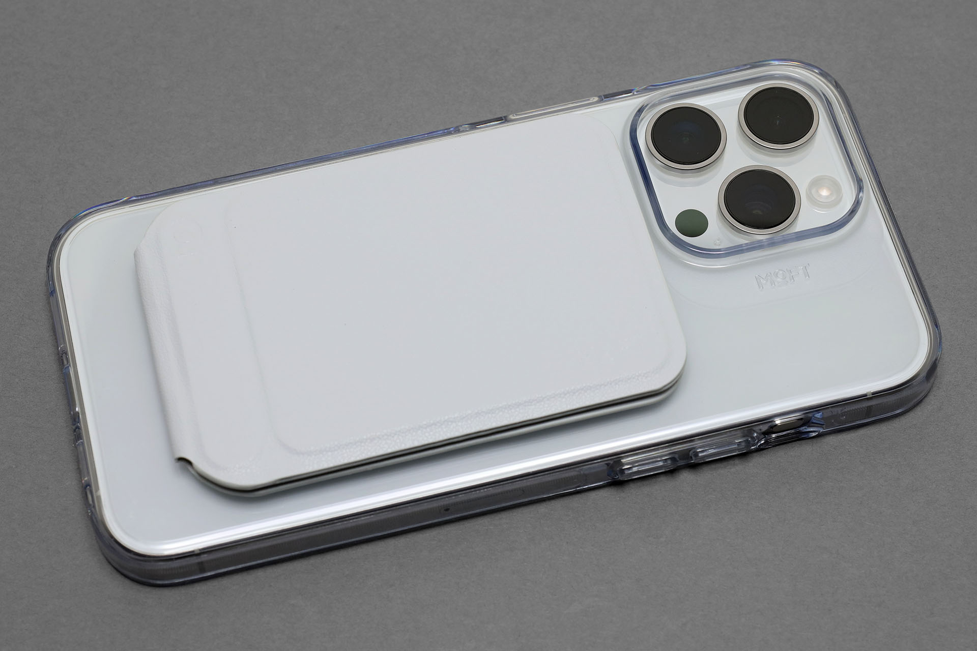 MOFT「iPhone 15シリーズ MagSafe対応ケース」（iPhone 15 Pro Max用）を使って七変化マルチスタンドを吸着！　おっ確かに強い！　安定感ワンランクアップ！